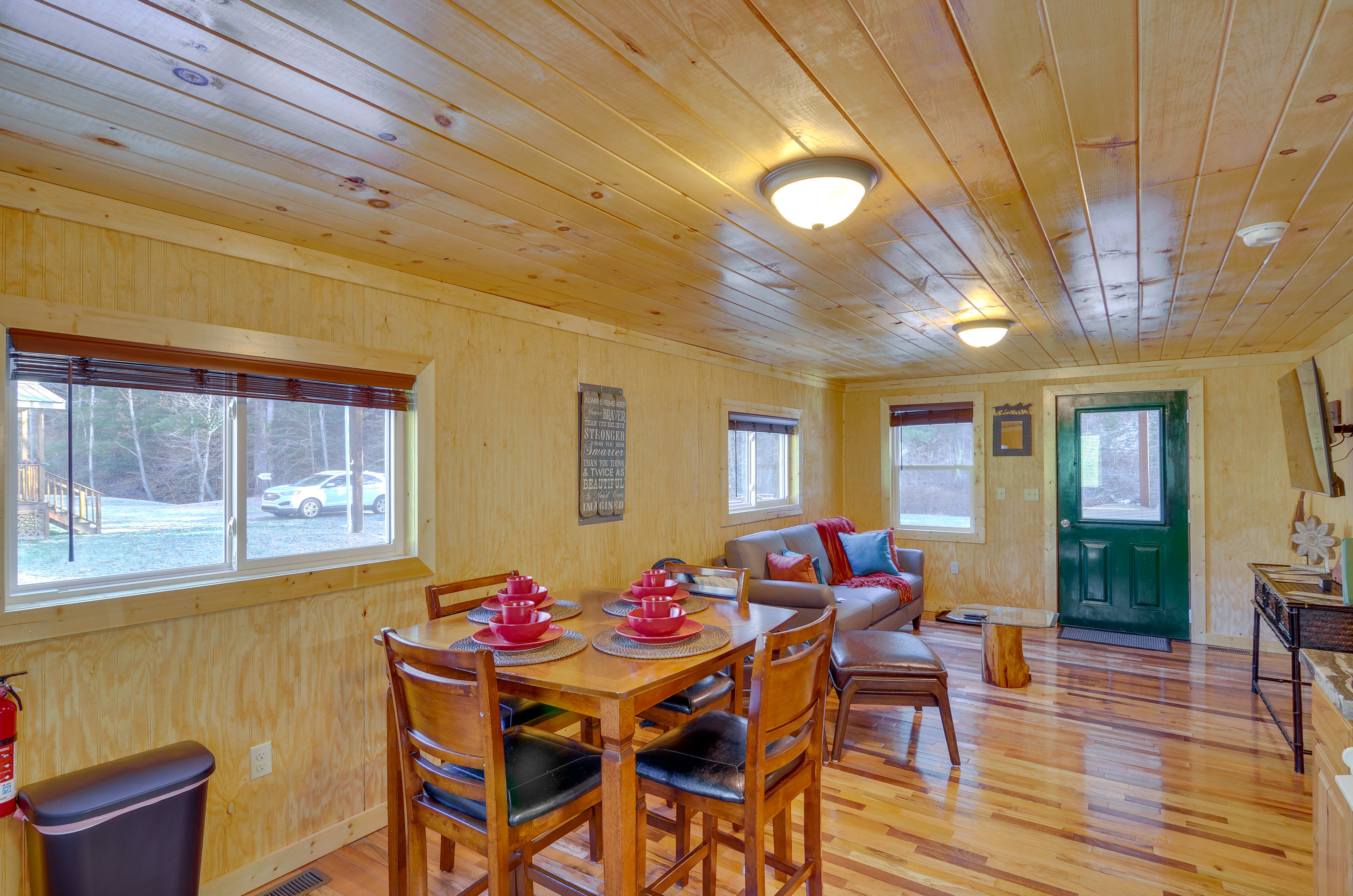 Dining Area | Dishware/Flatware Provided