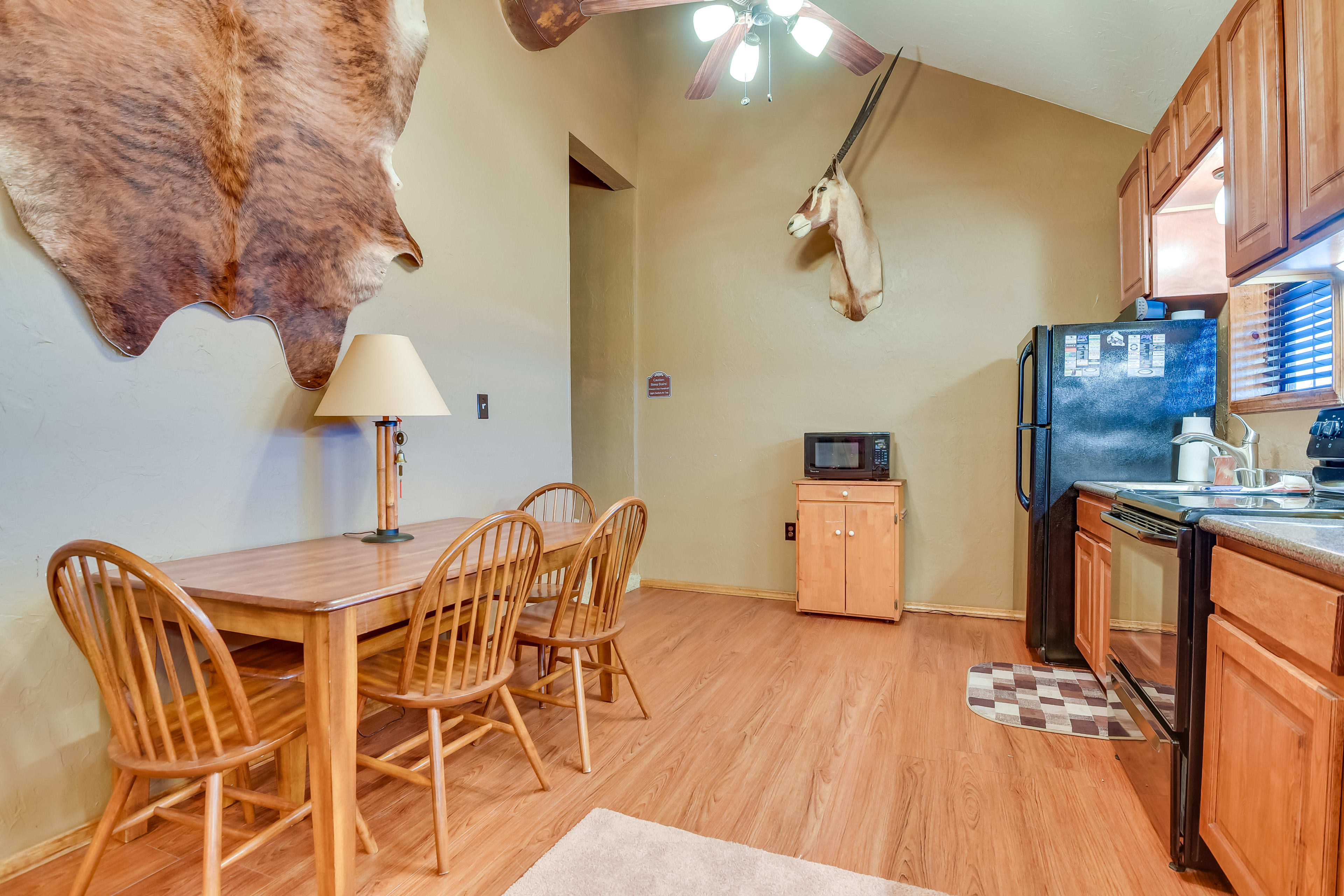 Dining Area | Dishware/Flatware Provided | 1st Floor