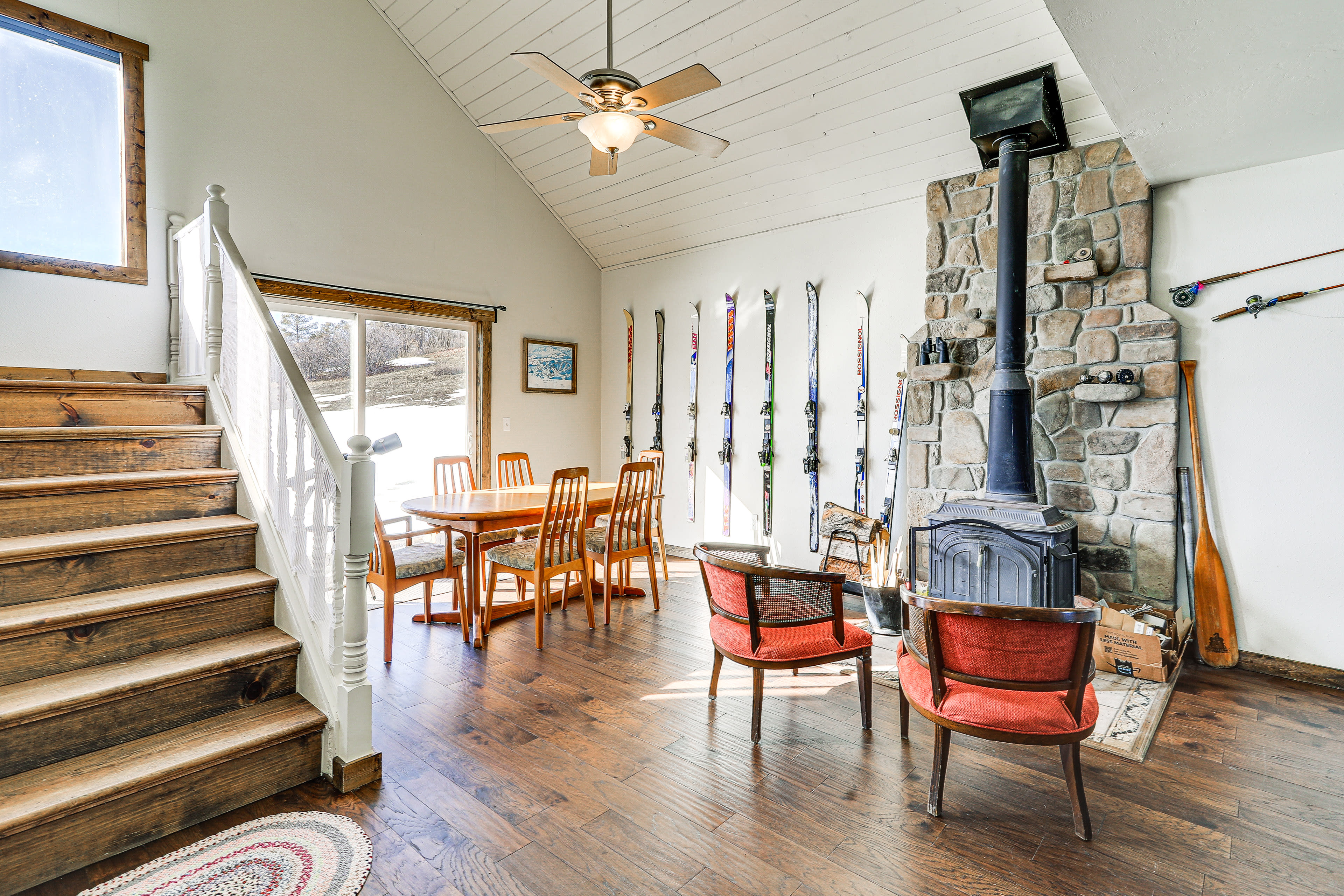 Dining Area | Dishware/Flatware Provided | 1st Floor