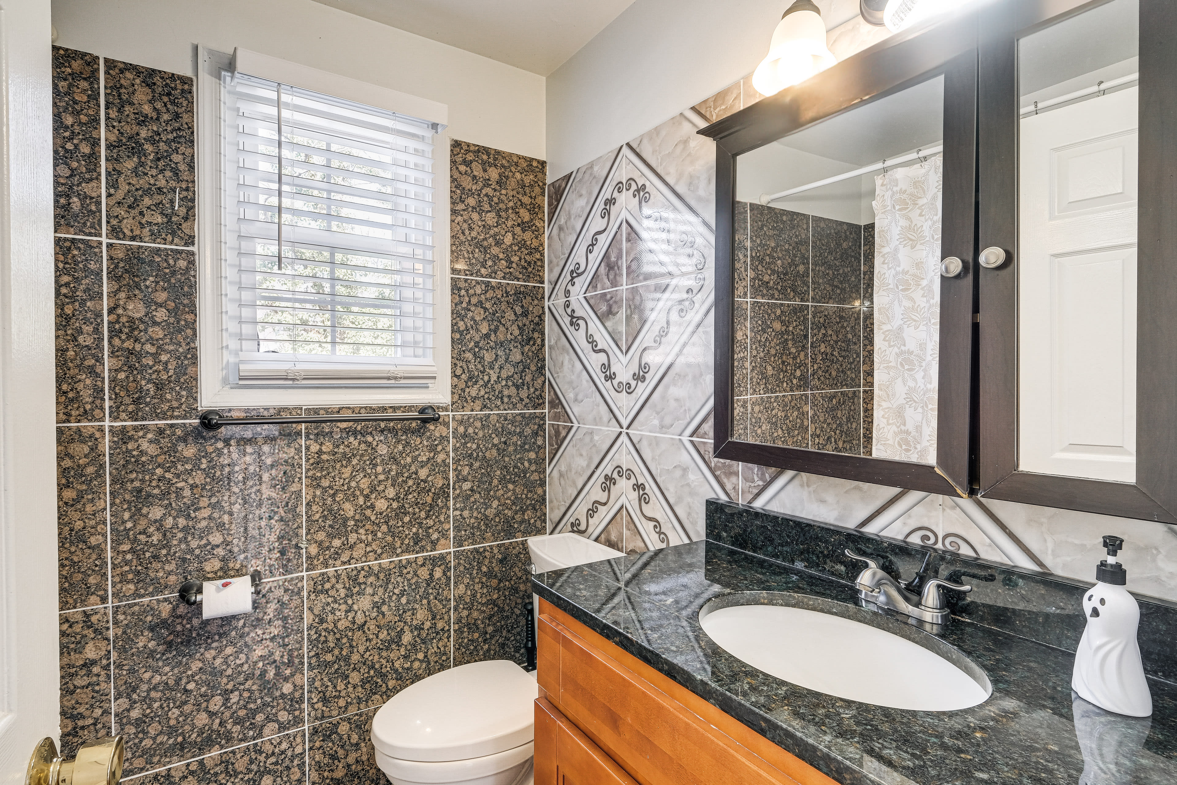 Full Bathroom | Complimentary Toiletries | Main Level