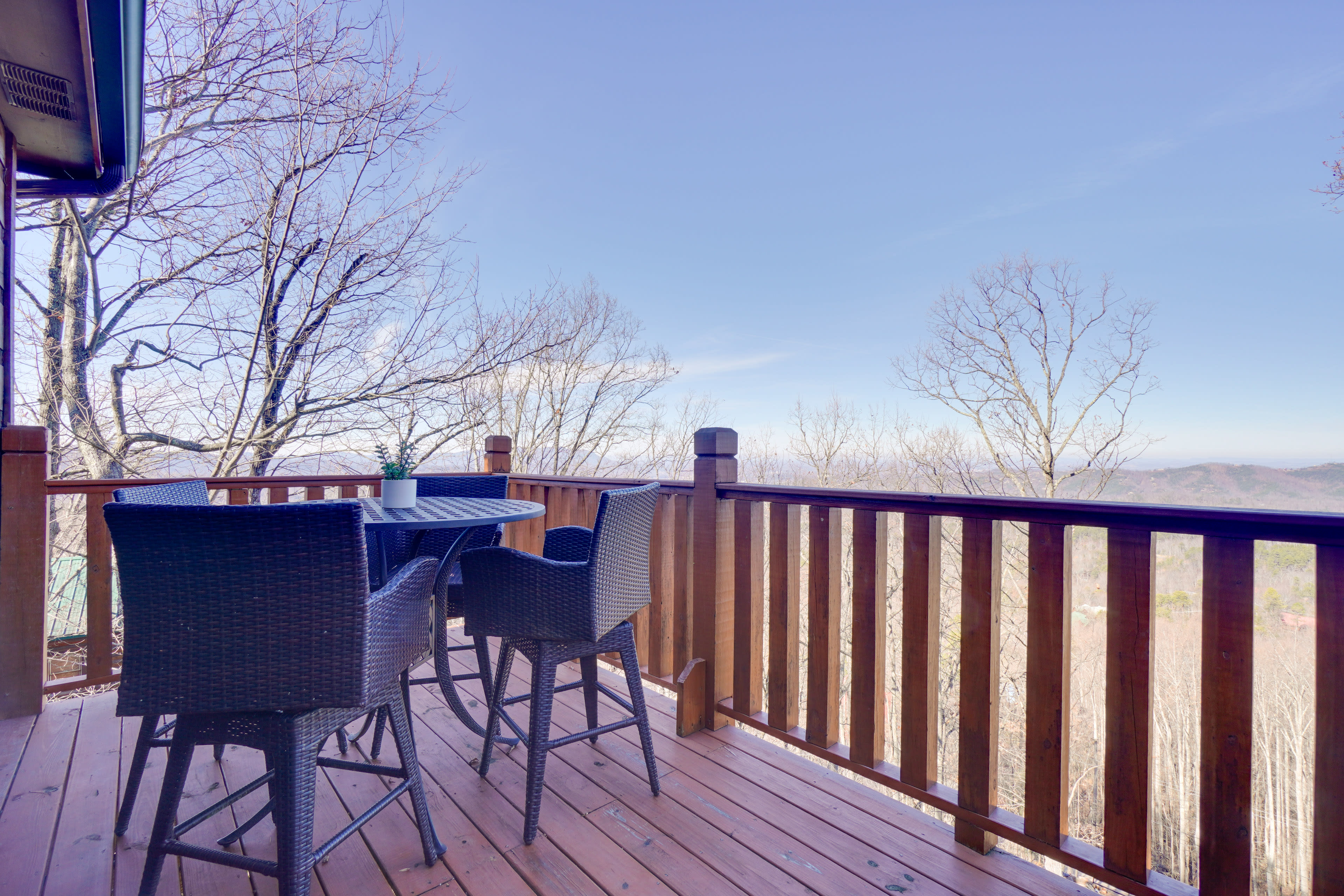 Upper Deck | Outdoor Dining Area