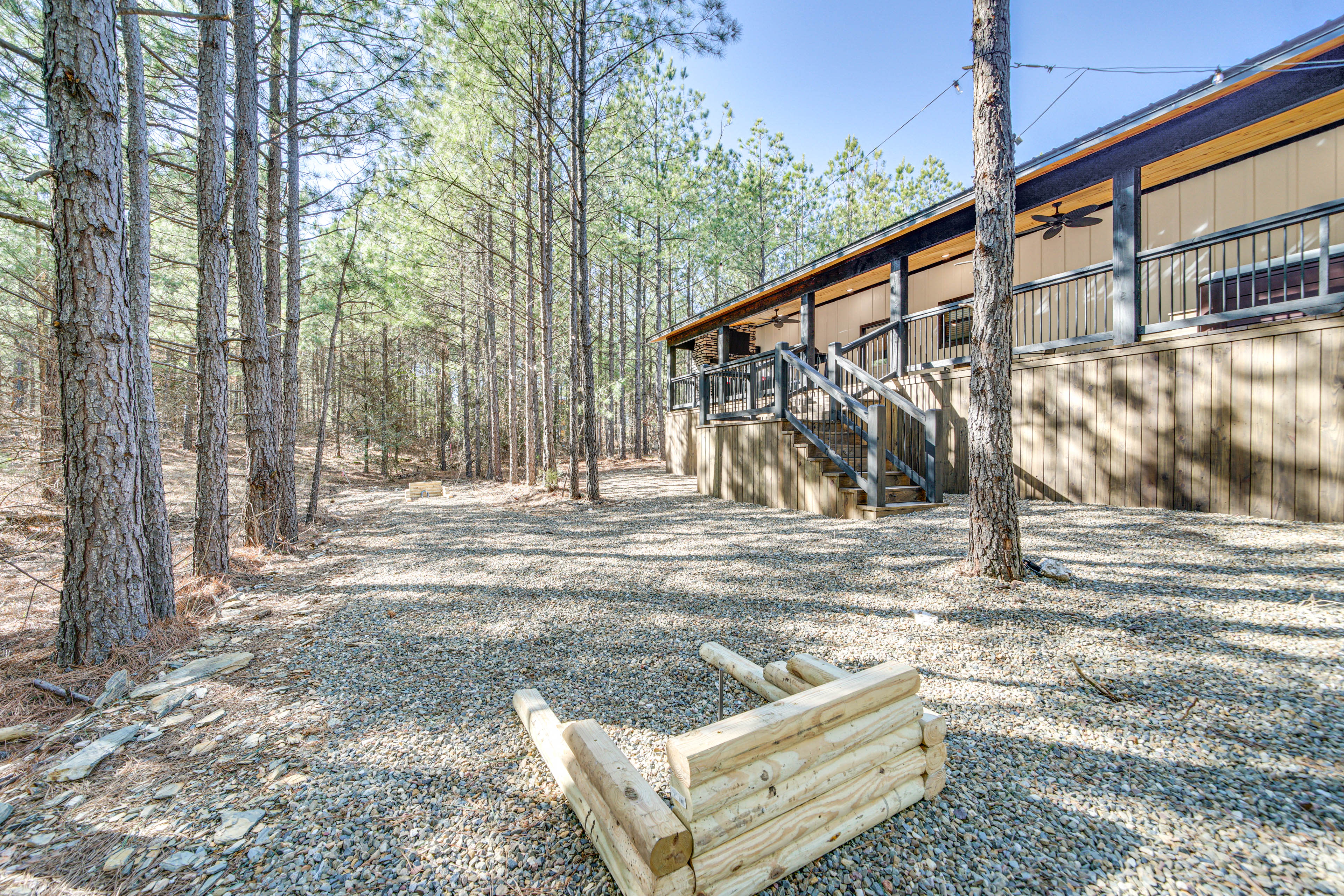 Cabin Exterior | Horseshoes | Private Yard