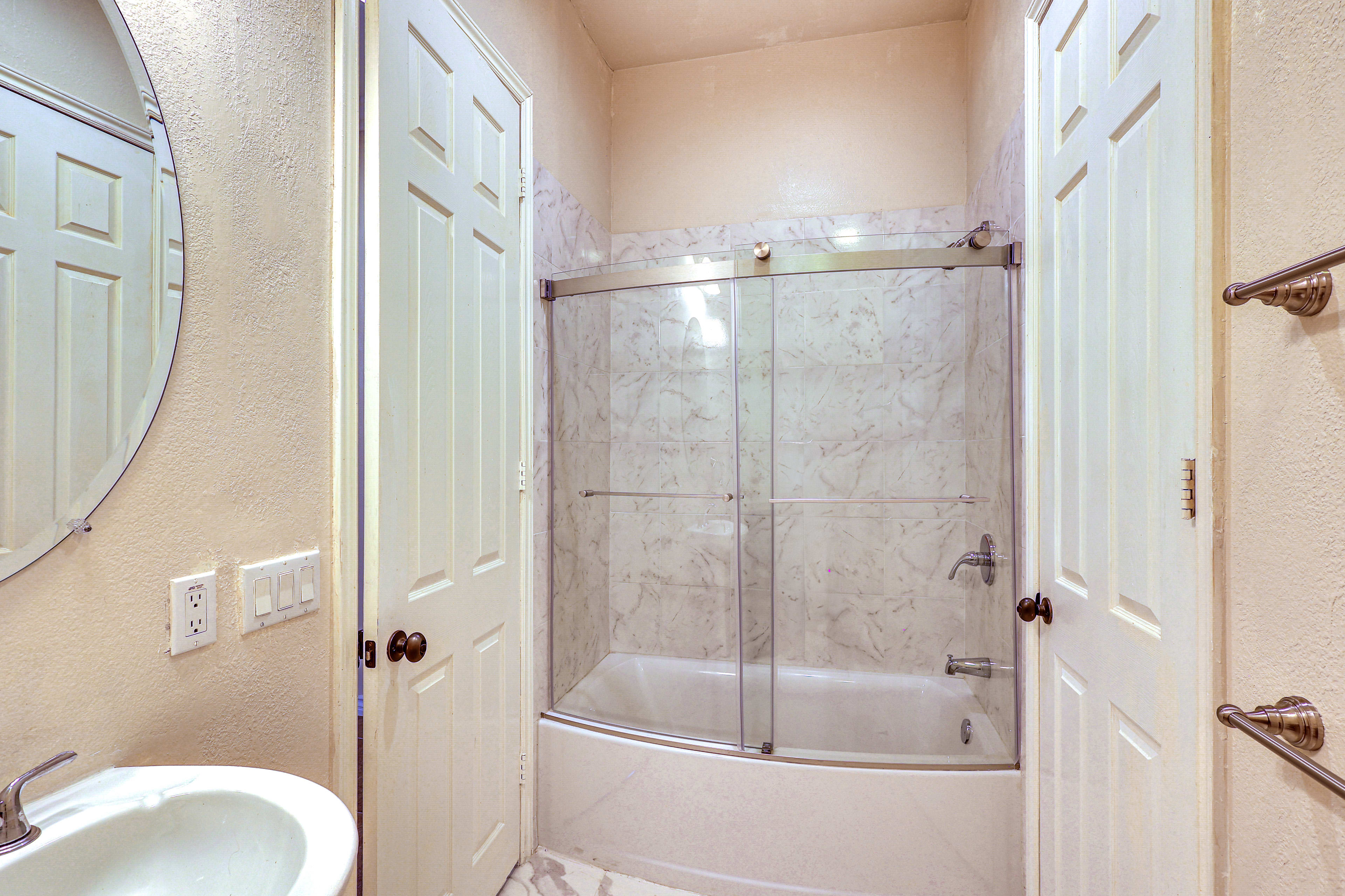 Full Bathroom | Main Floor | Complimentary Toiletries