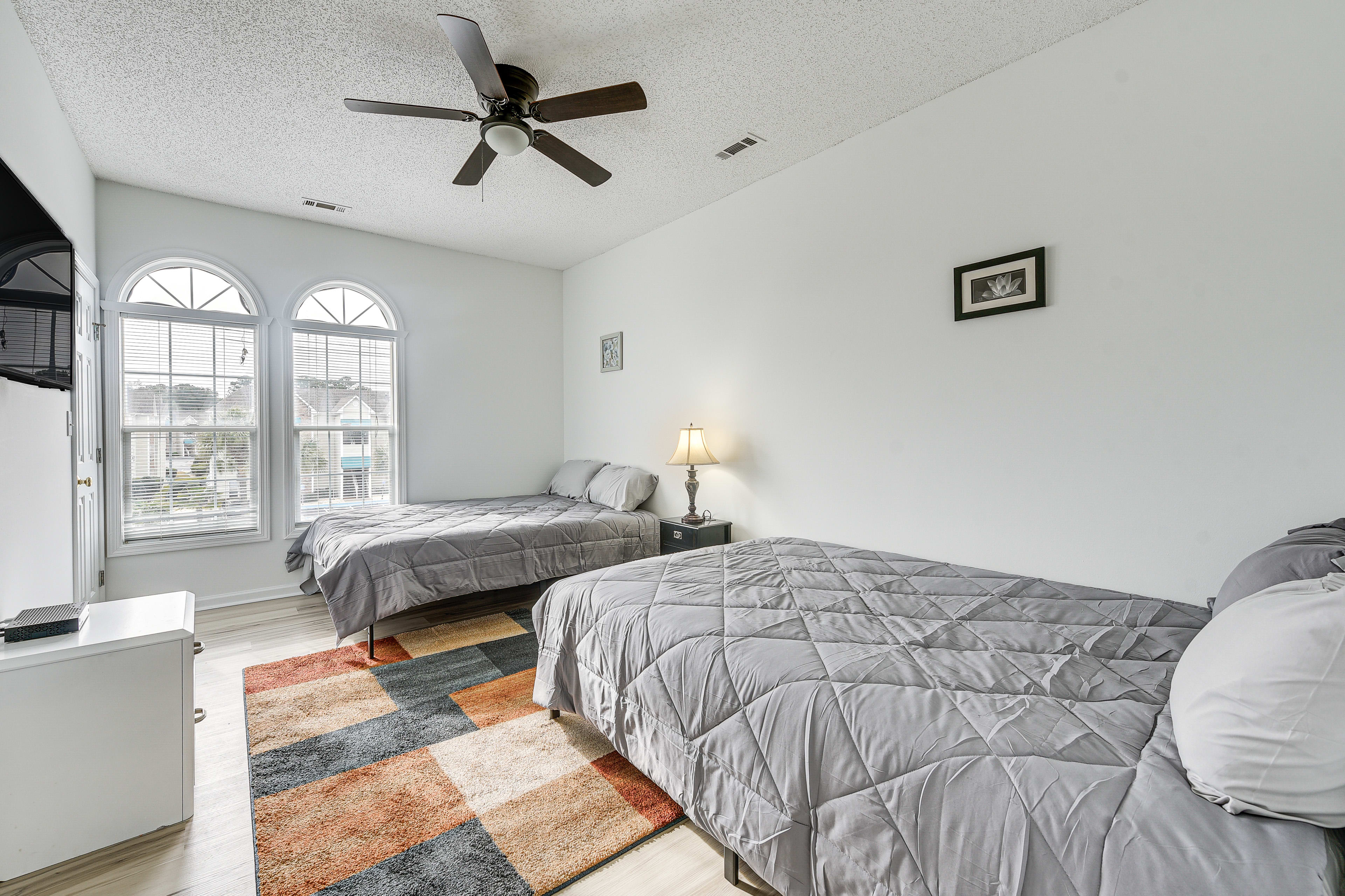 Bedroom 2 | 2 Queen Beds | Flat-Screen Cable TV