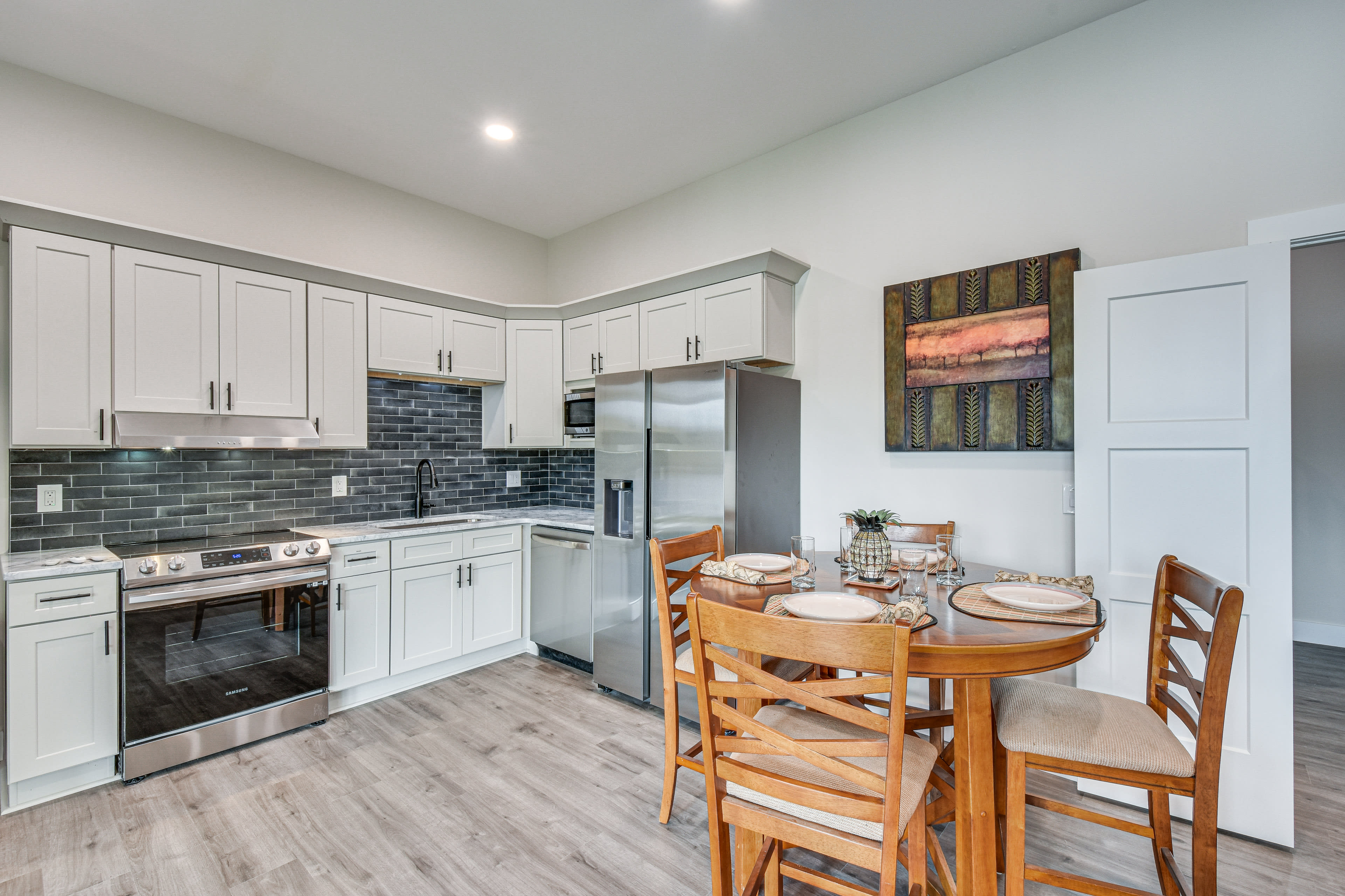 Dining Area | Dishware/Flatware Provided