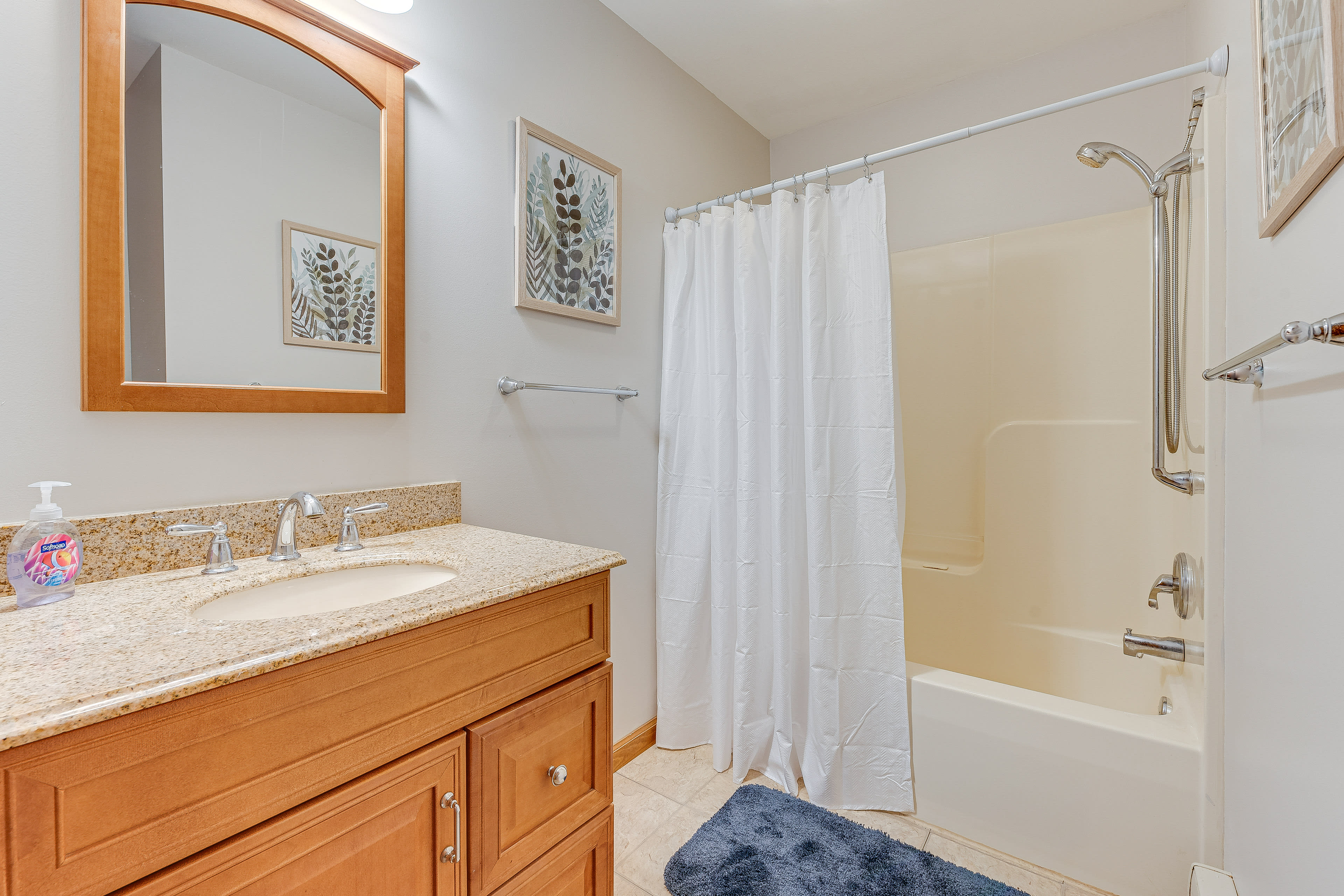 Full Bathroom | 1st Floor | Shower/Tub Combo