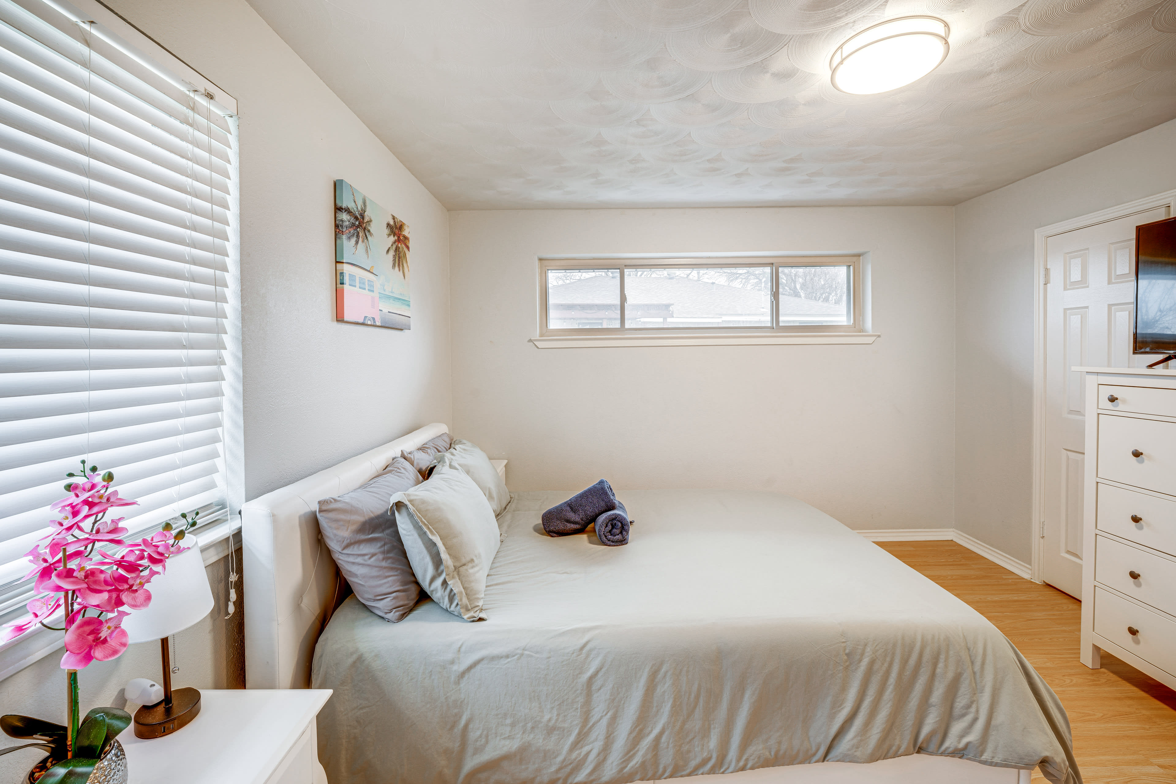 Bedroom 2 | Queen Bed | 1st Floor | Smart TV