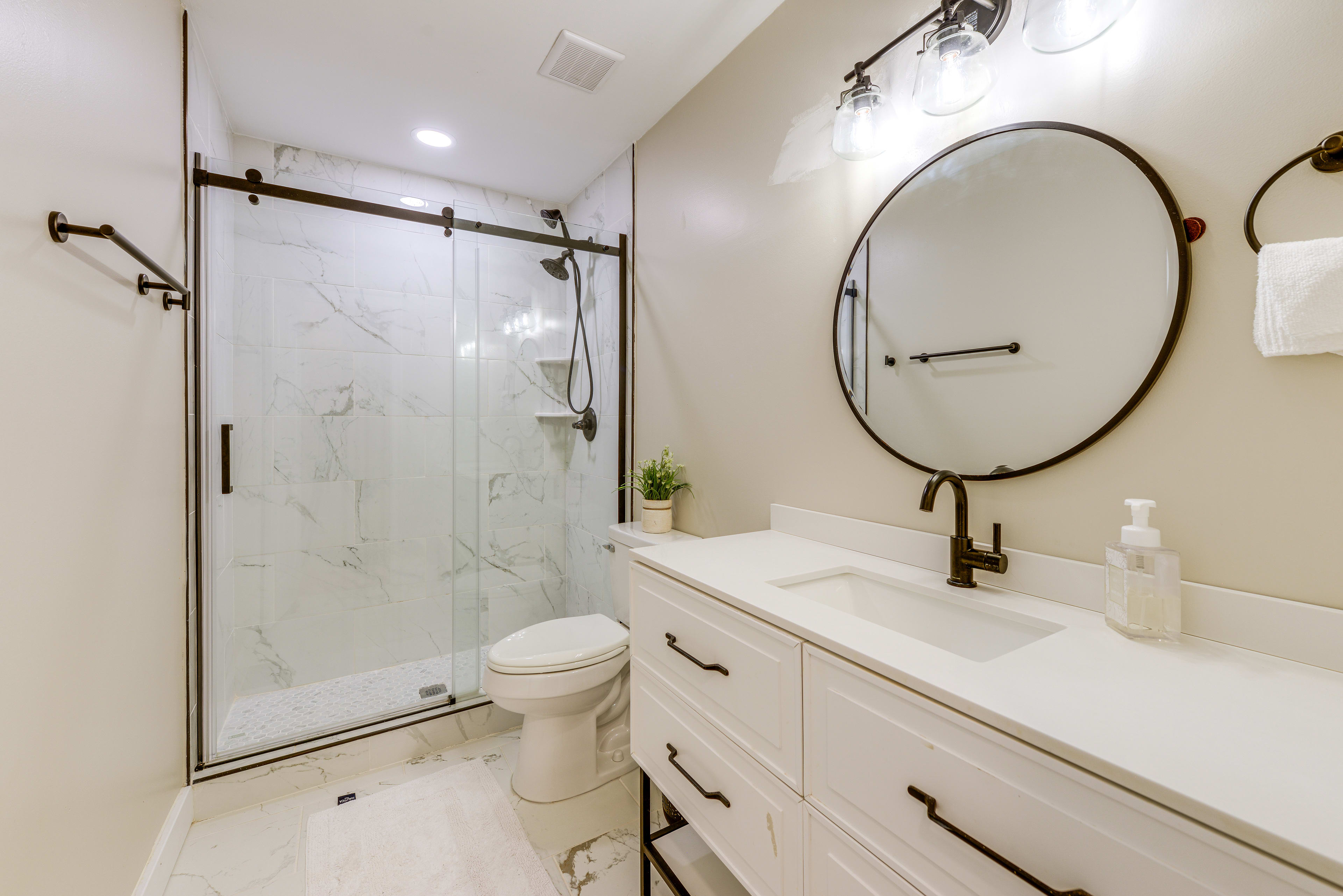 Full Bathroom | Towels Provided | Complimentary Toiletries