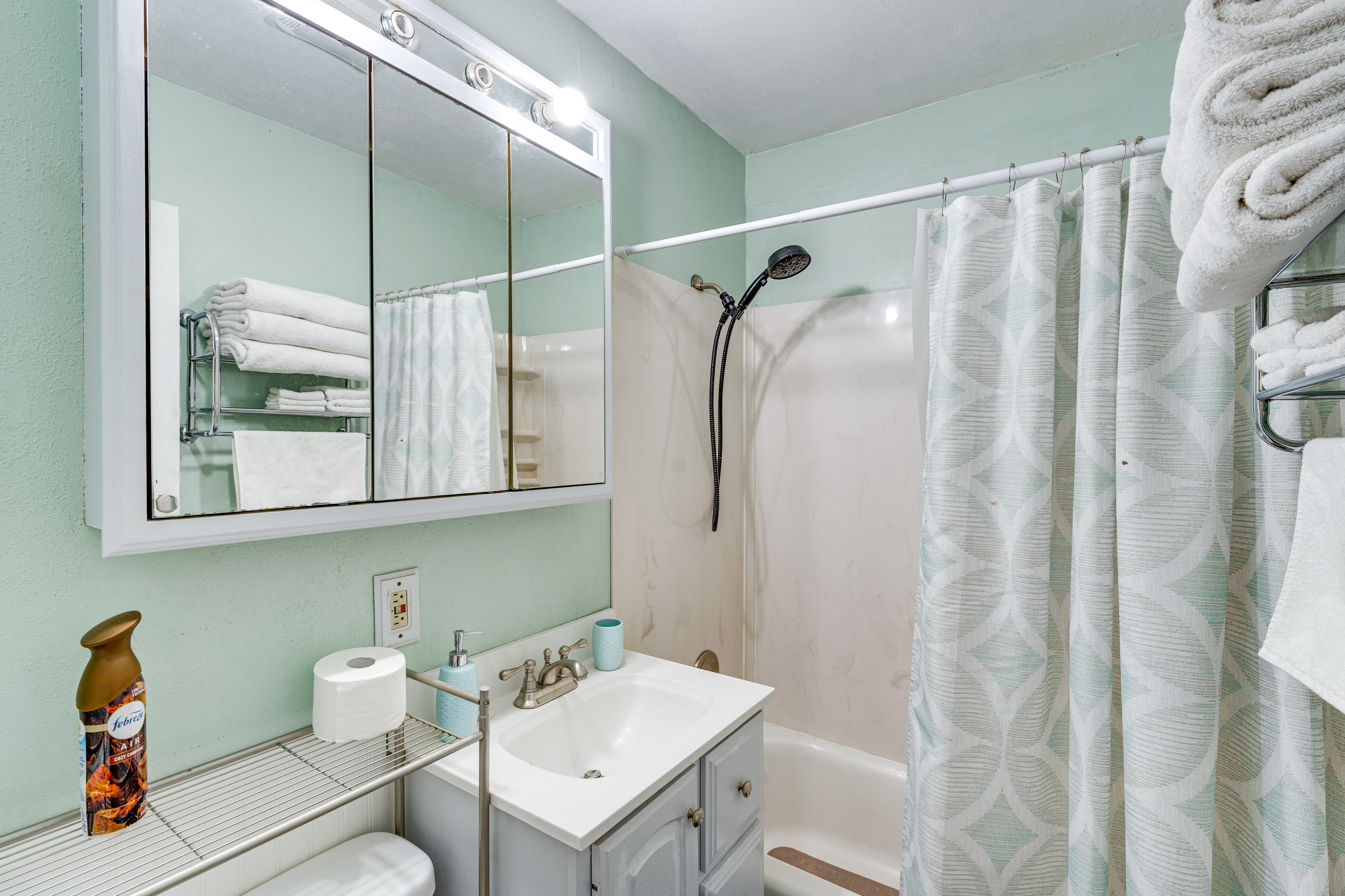 Full Bathroom | 1st Floor | Complimentary Toiletries