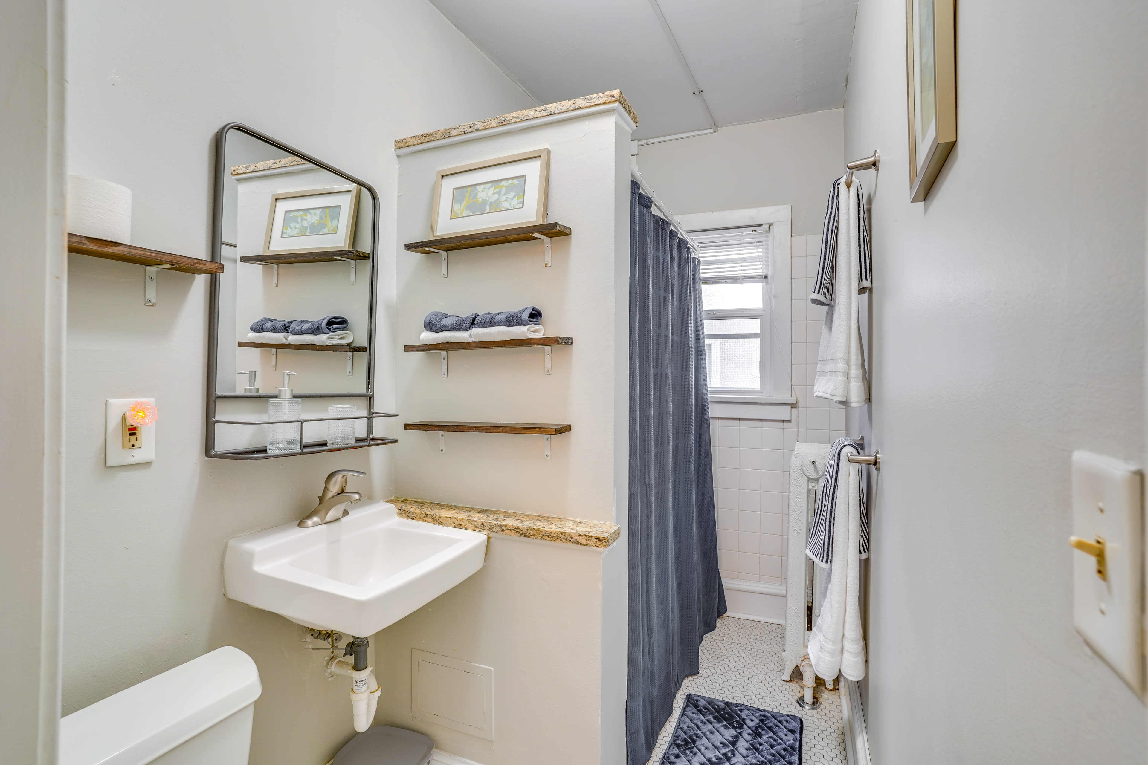 Bathroom | Shower/Tub Combo | Towels Provided