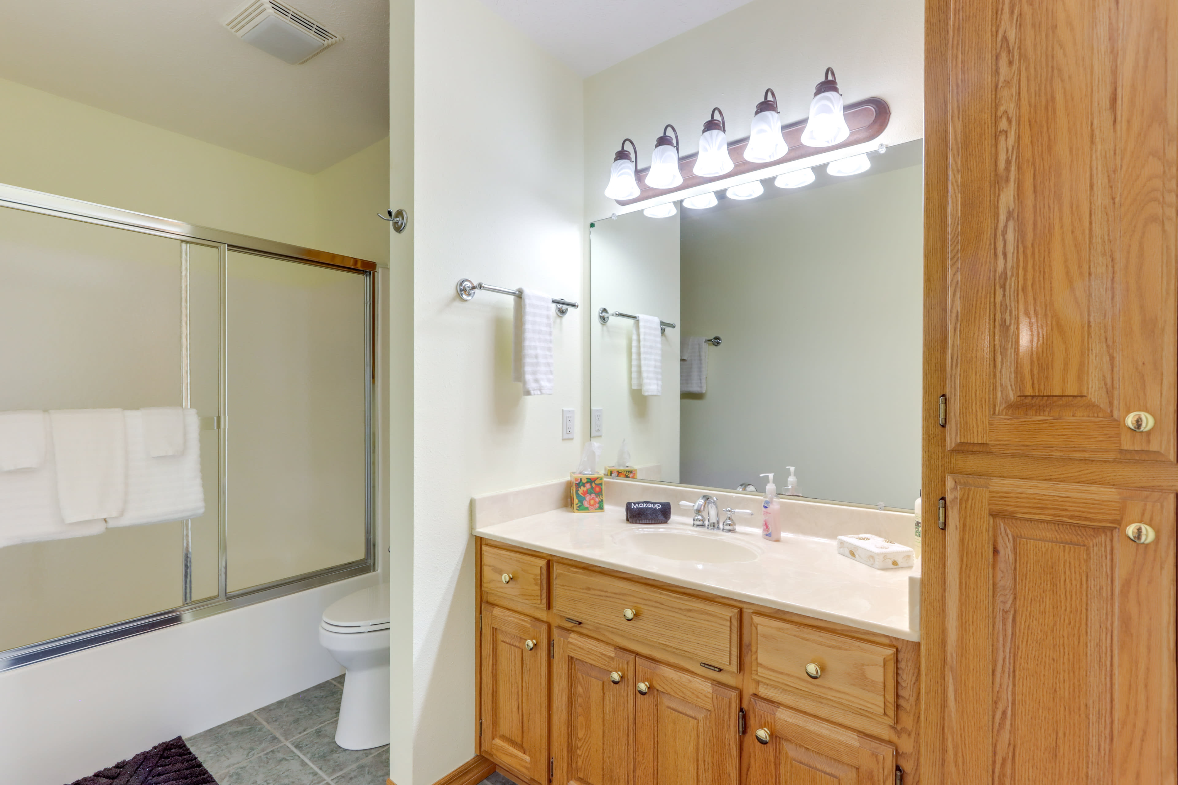 Full Bathroom | Complimentary Toiletries | 2nd Floor