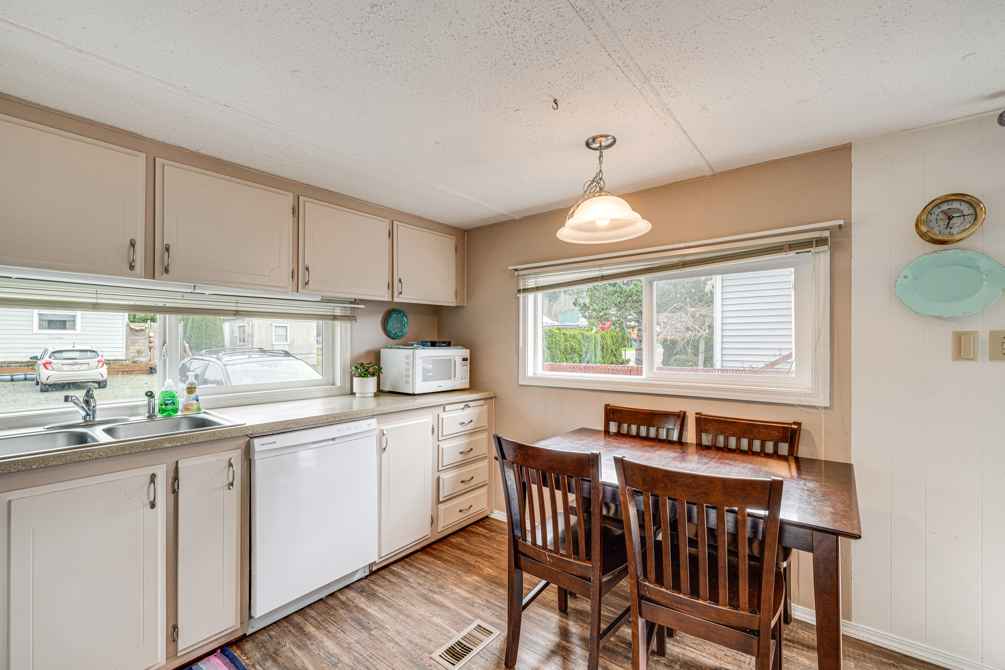 Dining Area | Dishware/Flatware