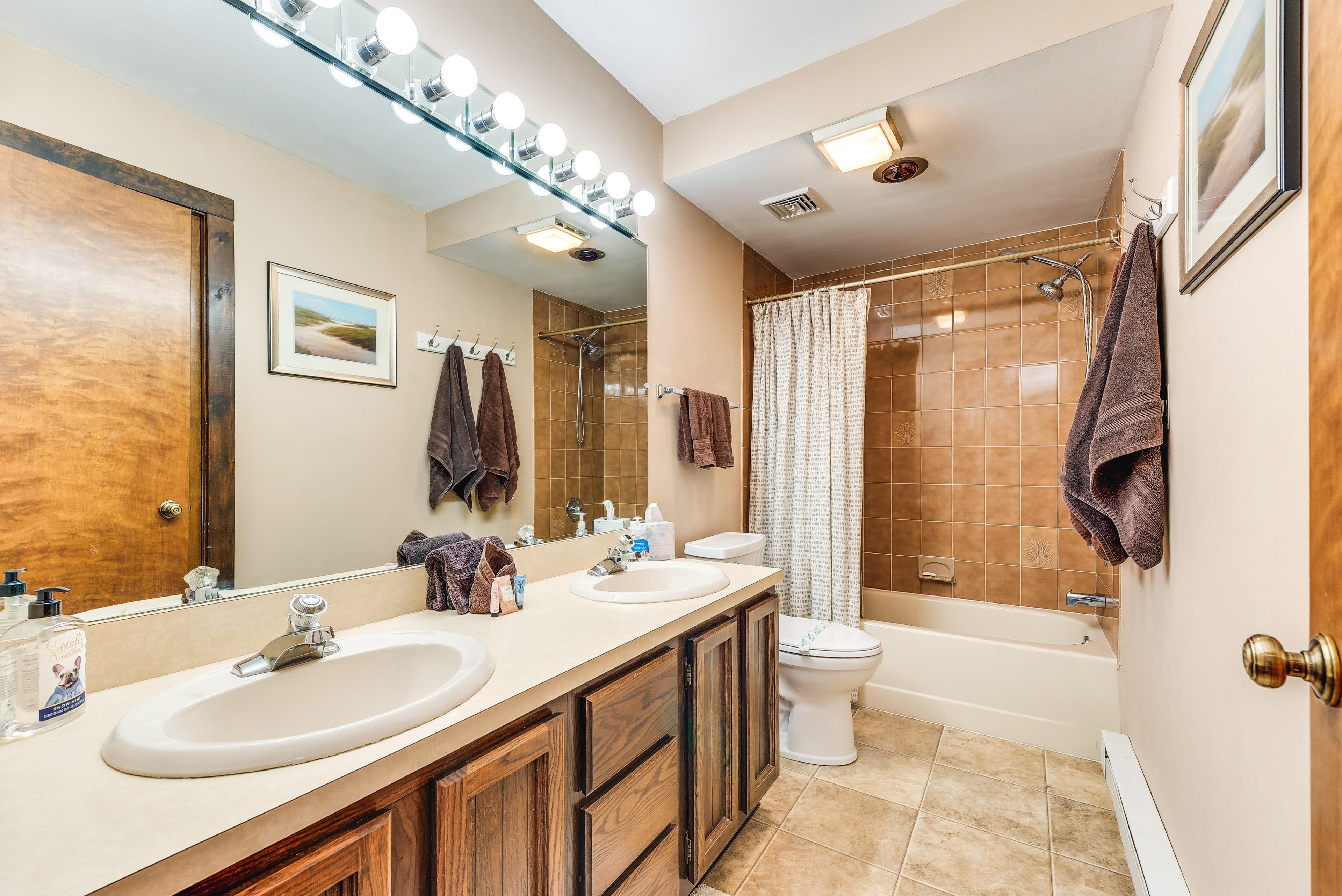 En-Suite Bathroom | Complimentary Toiletries | 1st Floor