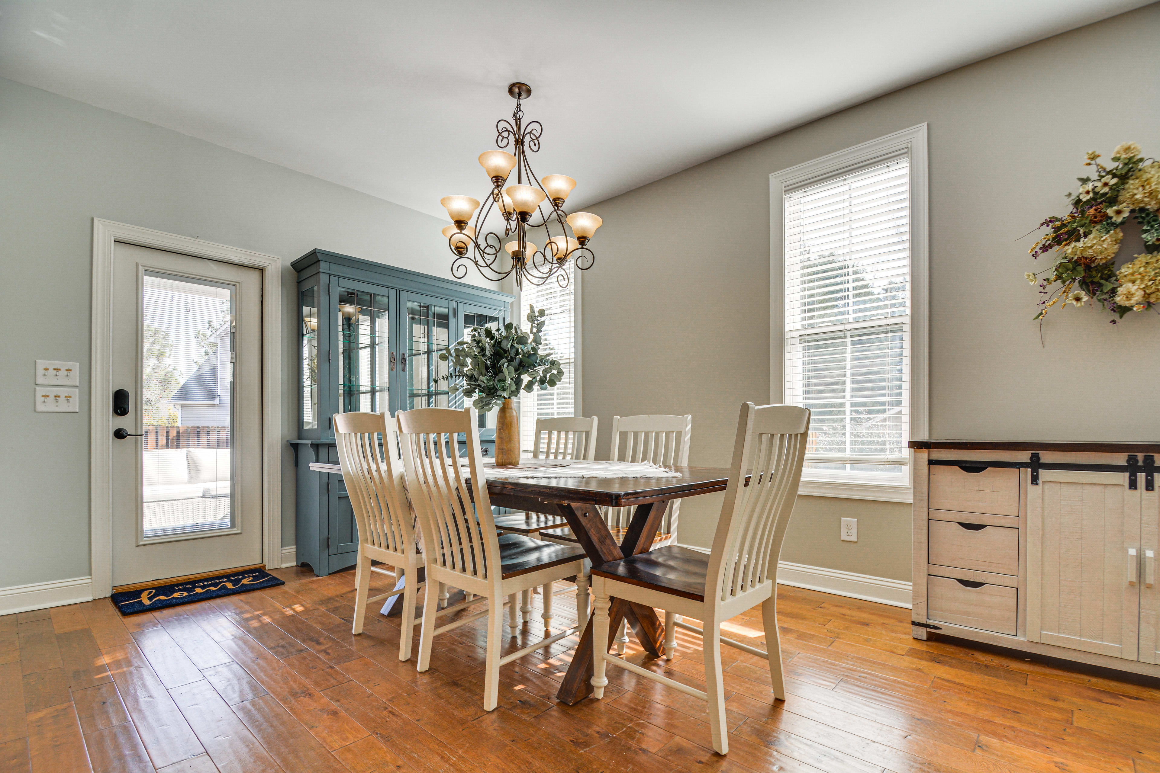 Dining Area | Dishware/Flatware Provided | 1st Floor