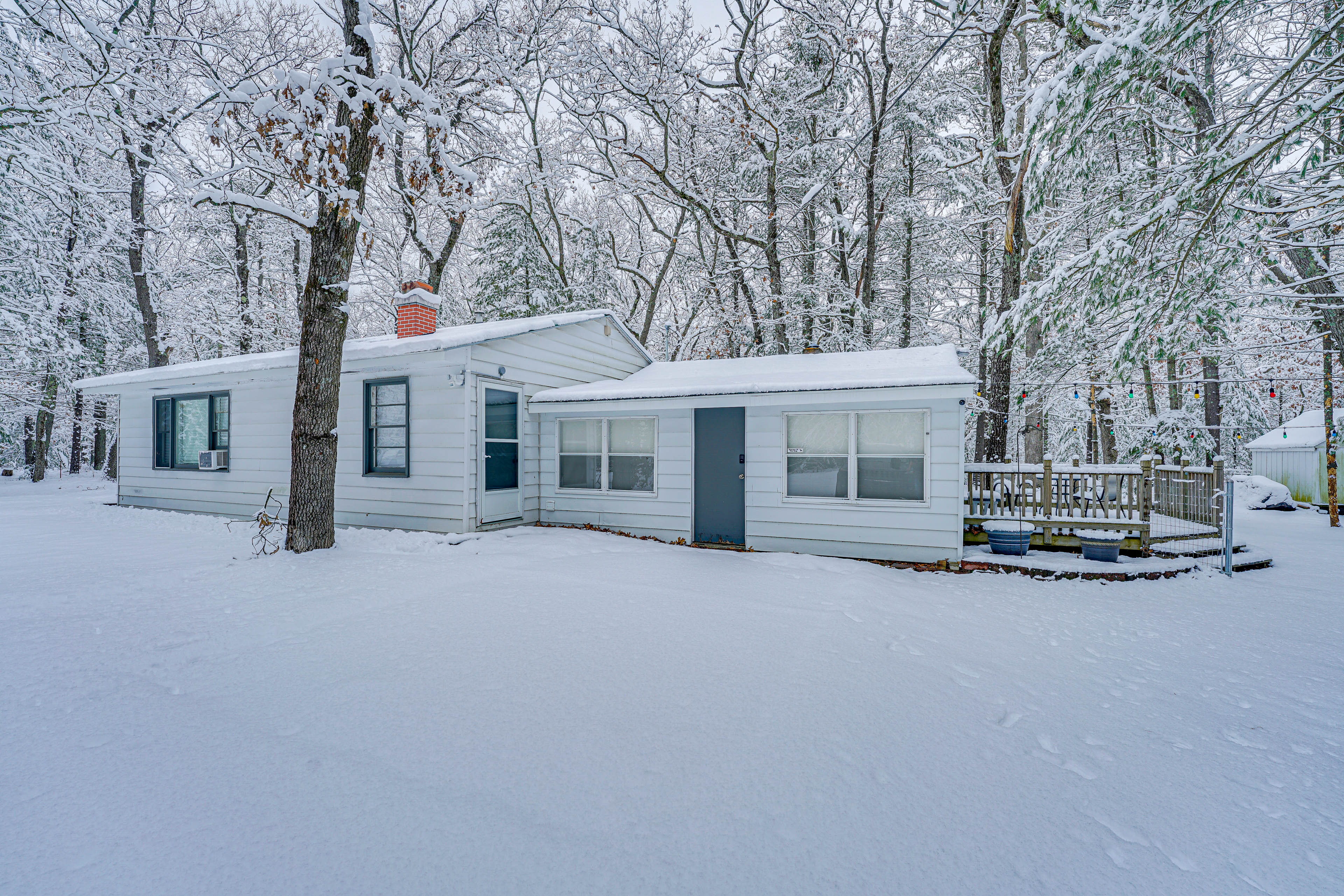 Single-Story House | Private Deck | Fire Pit | Self Check-In