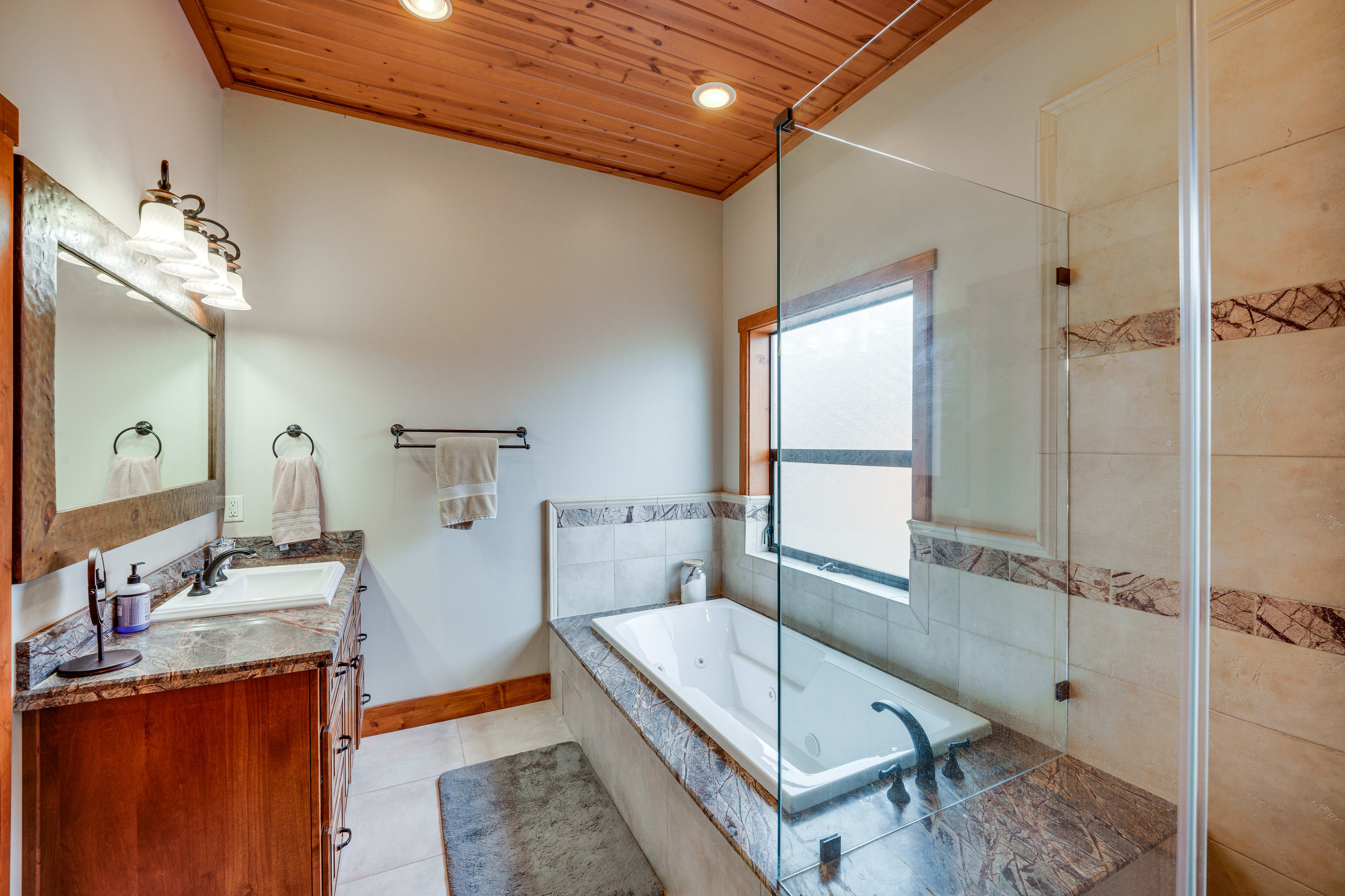 En-Suite Bathroom | Towels Provided | Complimentary Toiletries | 2nd Floor