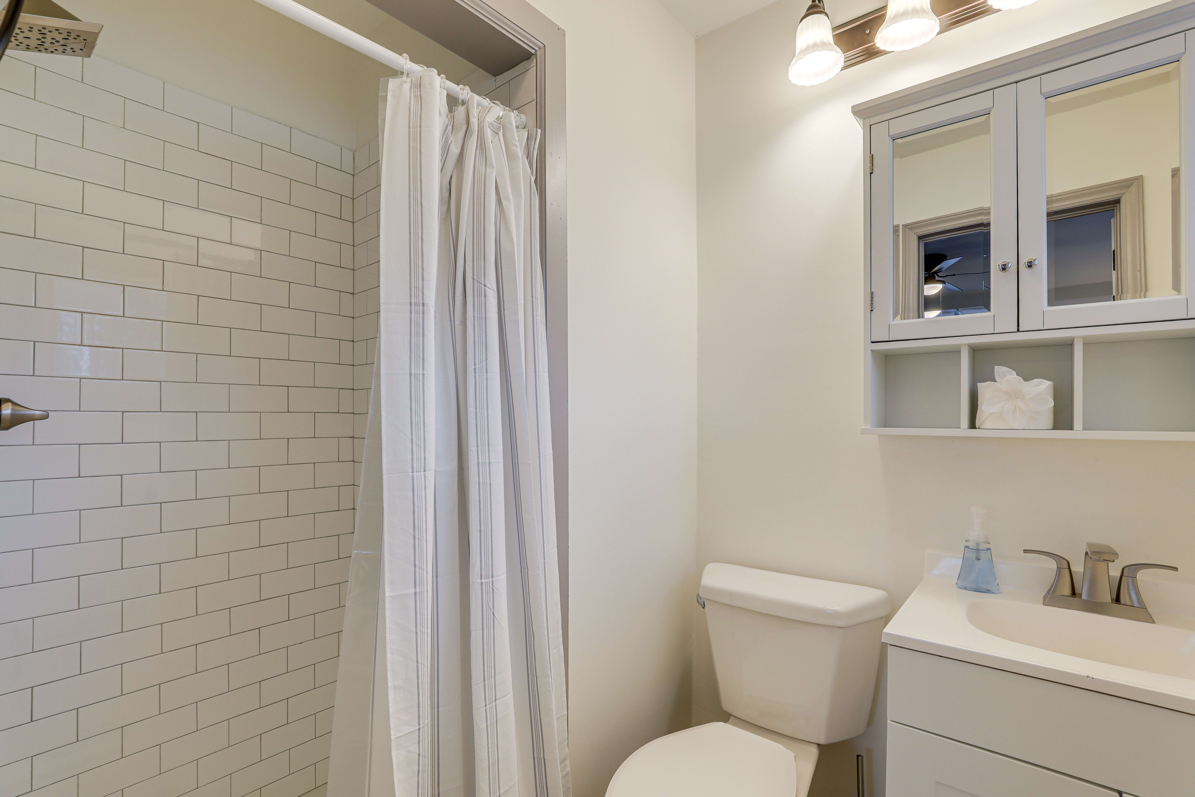 Full Bathroom | Towels Provided | Complimentary Toiletries