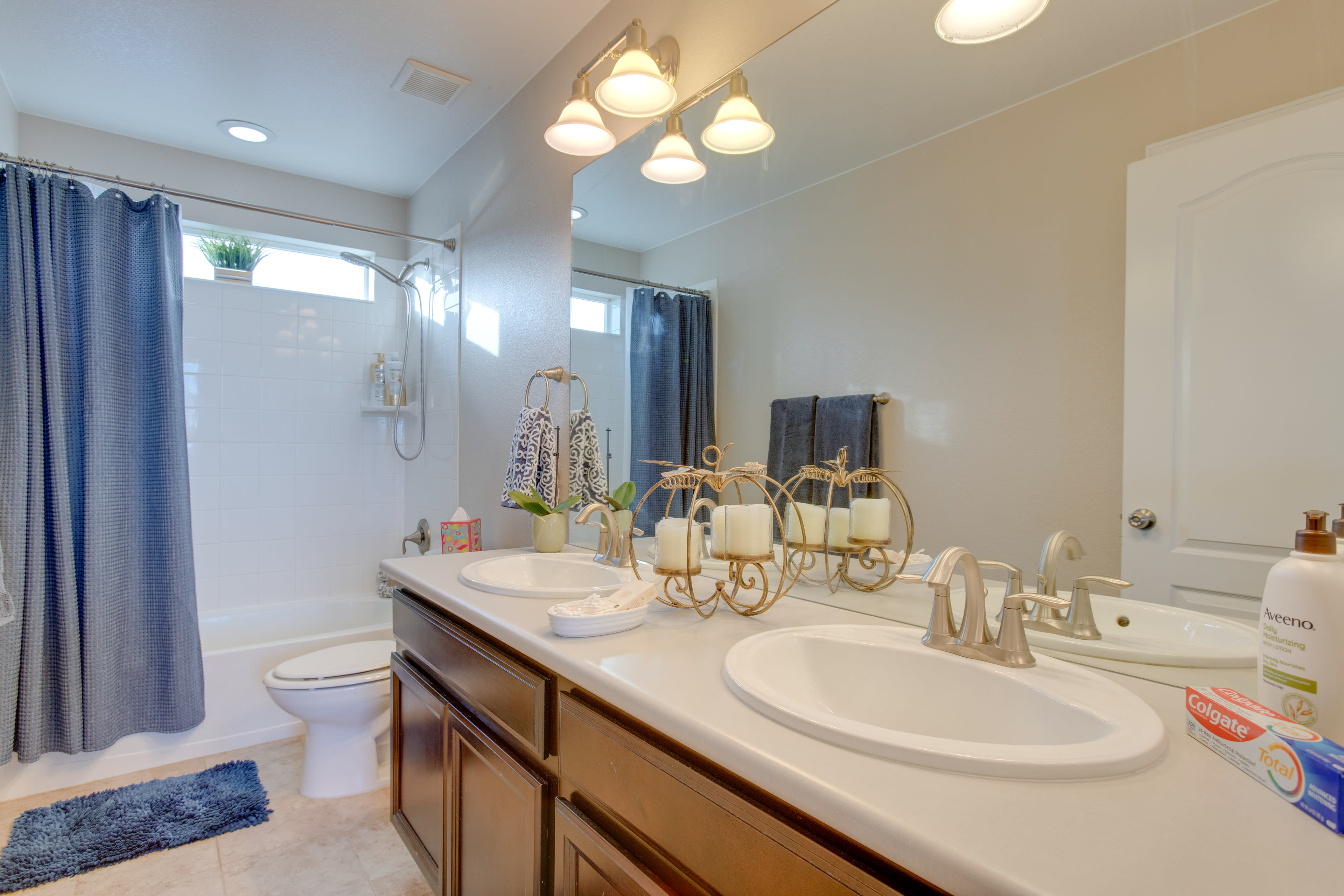 Full Bathroom | 2nd Floor | Complimentary Toiletries