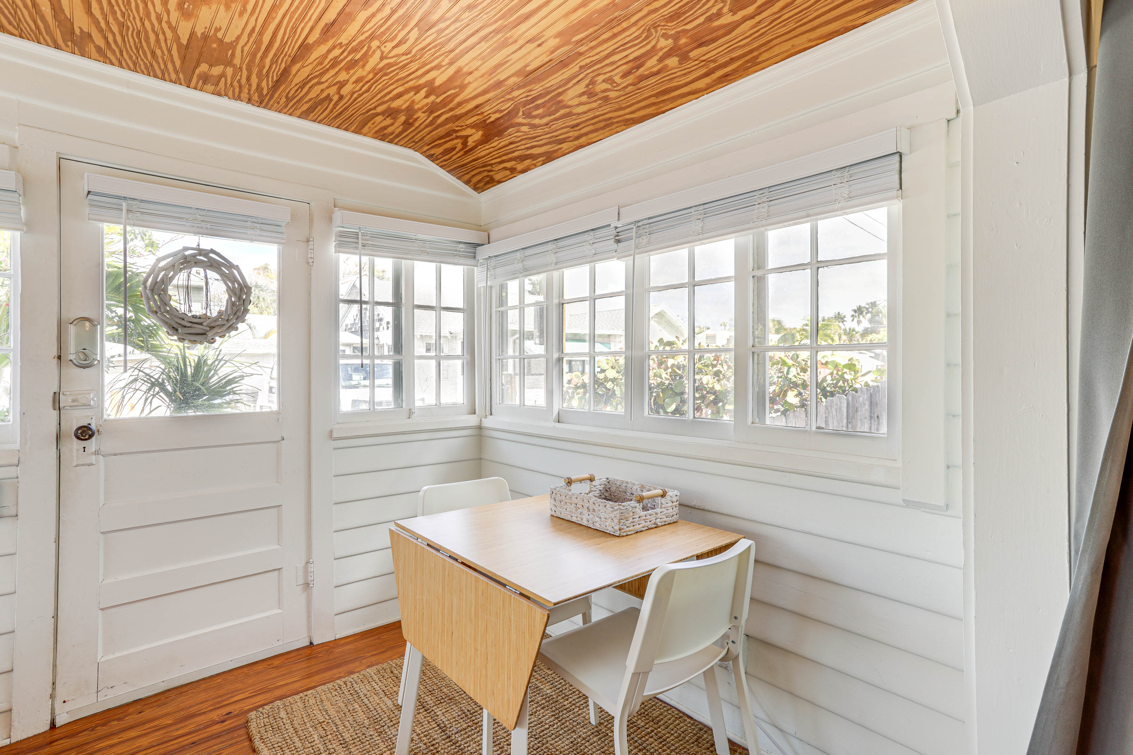 Dining Area | Dishware & Flatware Provided