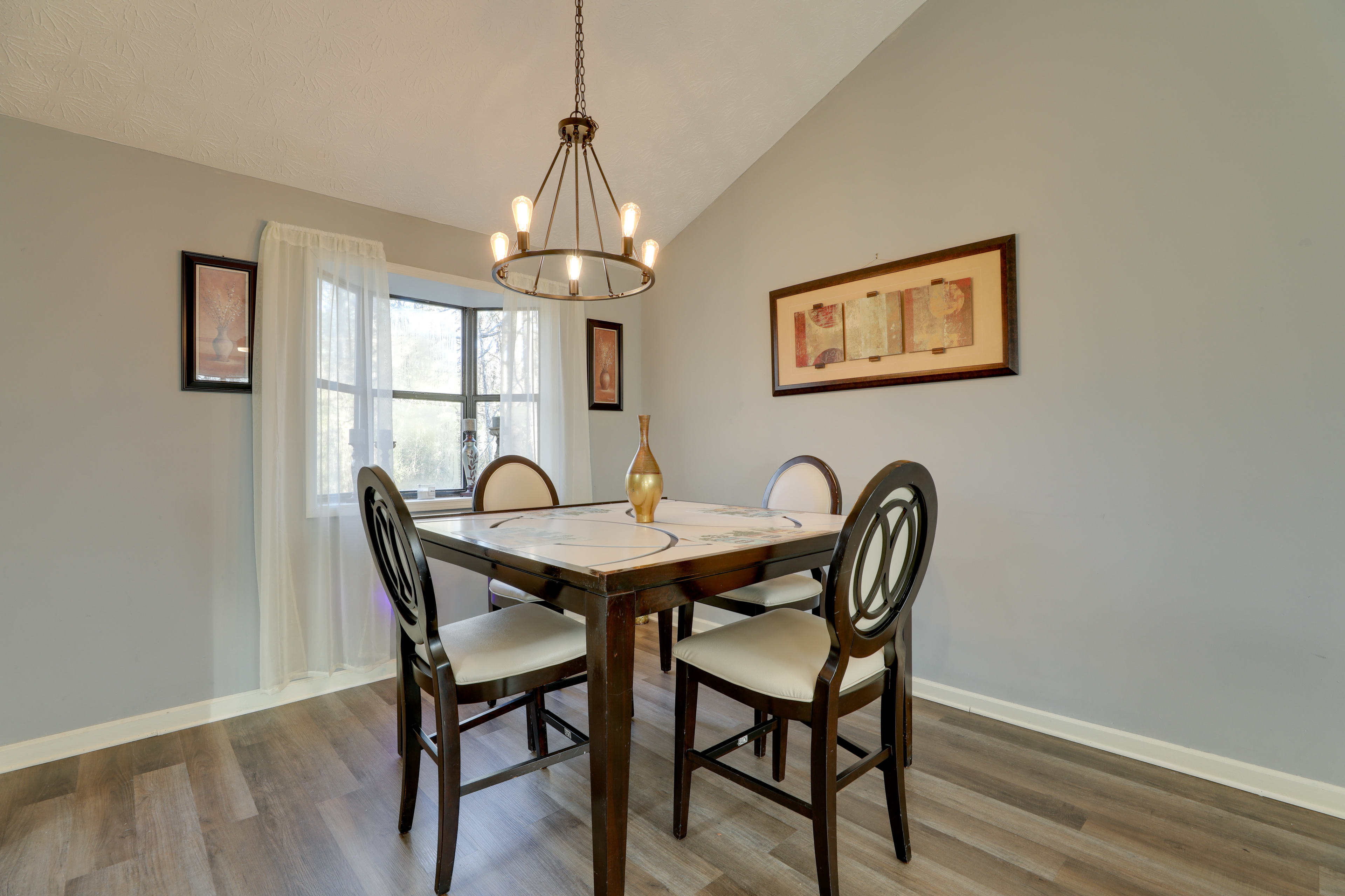 Dining Area | Dishware & Flatware Provided