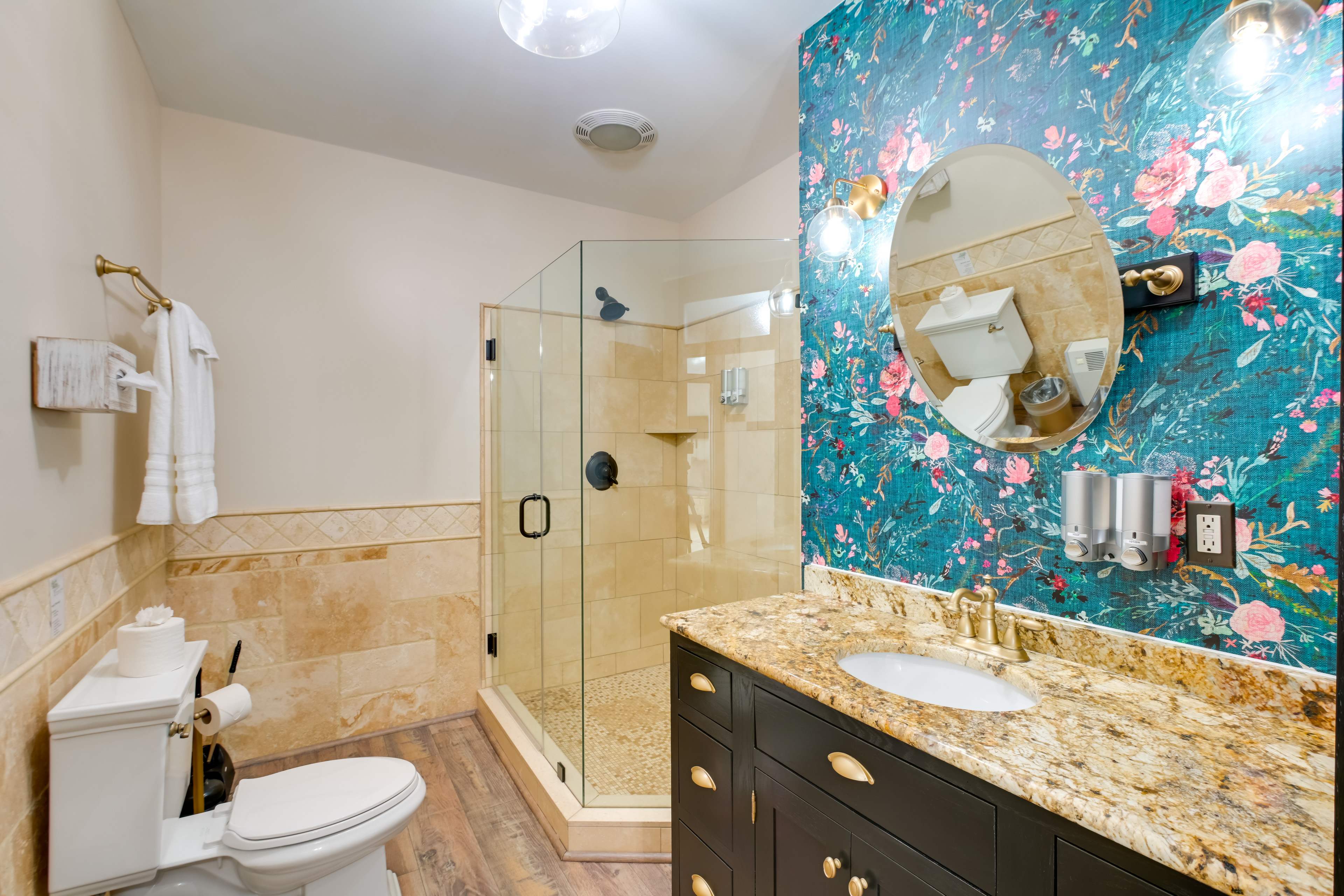 Full Bathroom | Complimentary Toiletries | 2nd Floor