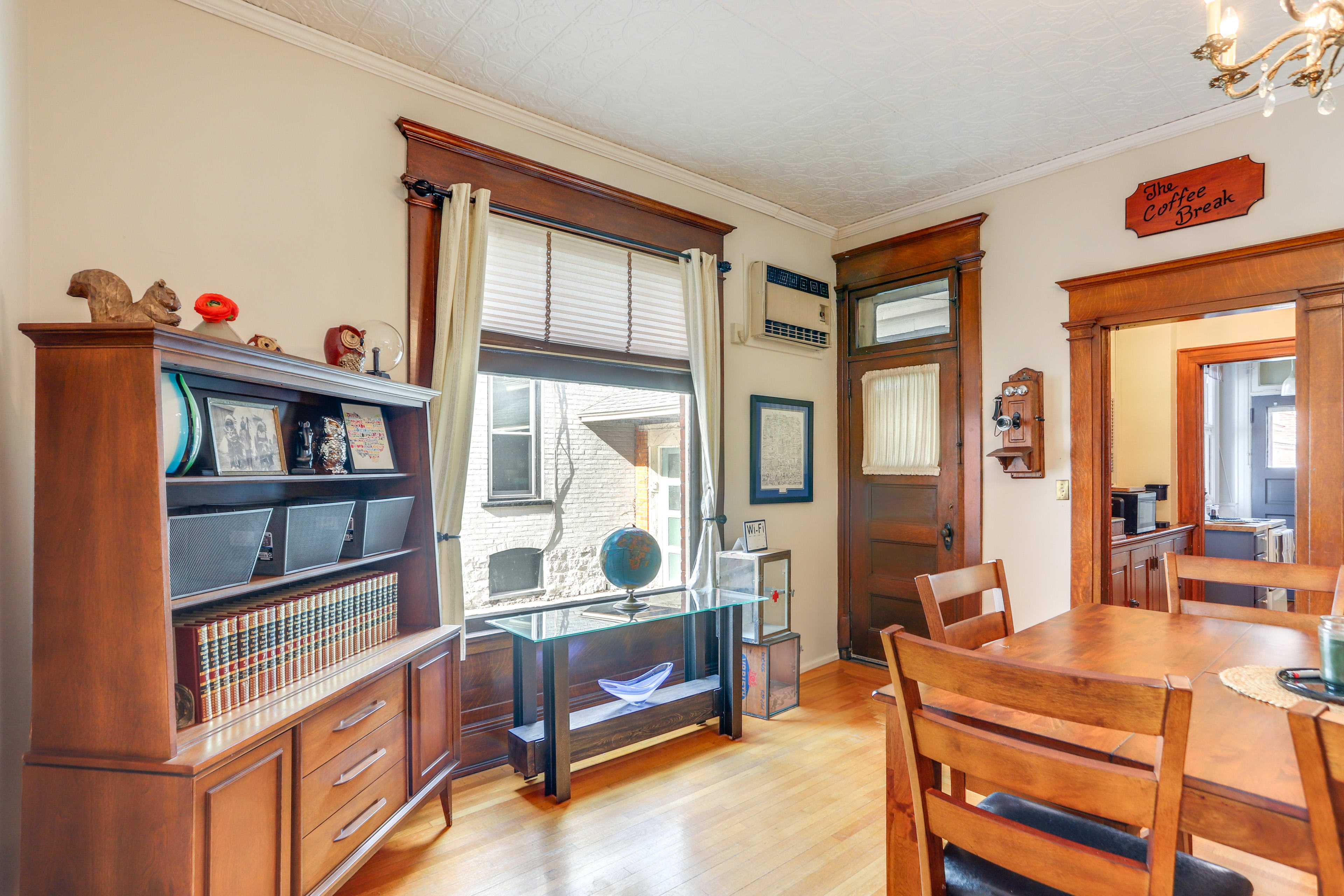 Dining Room | Dishware & Flatware Provided