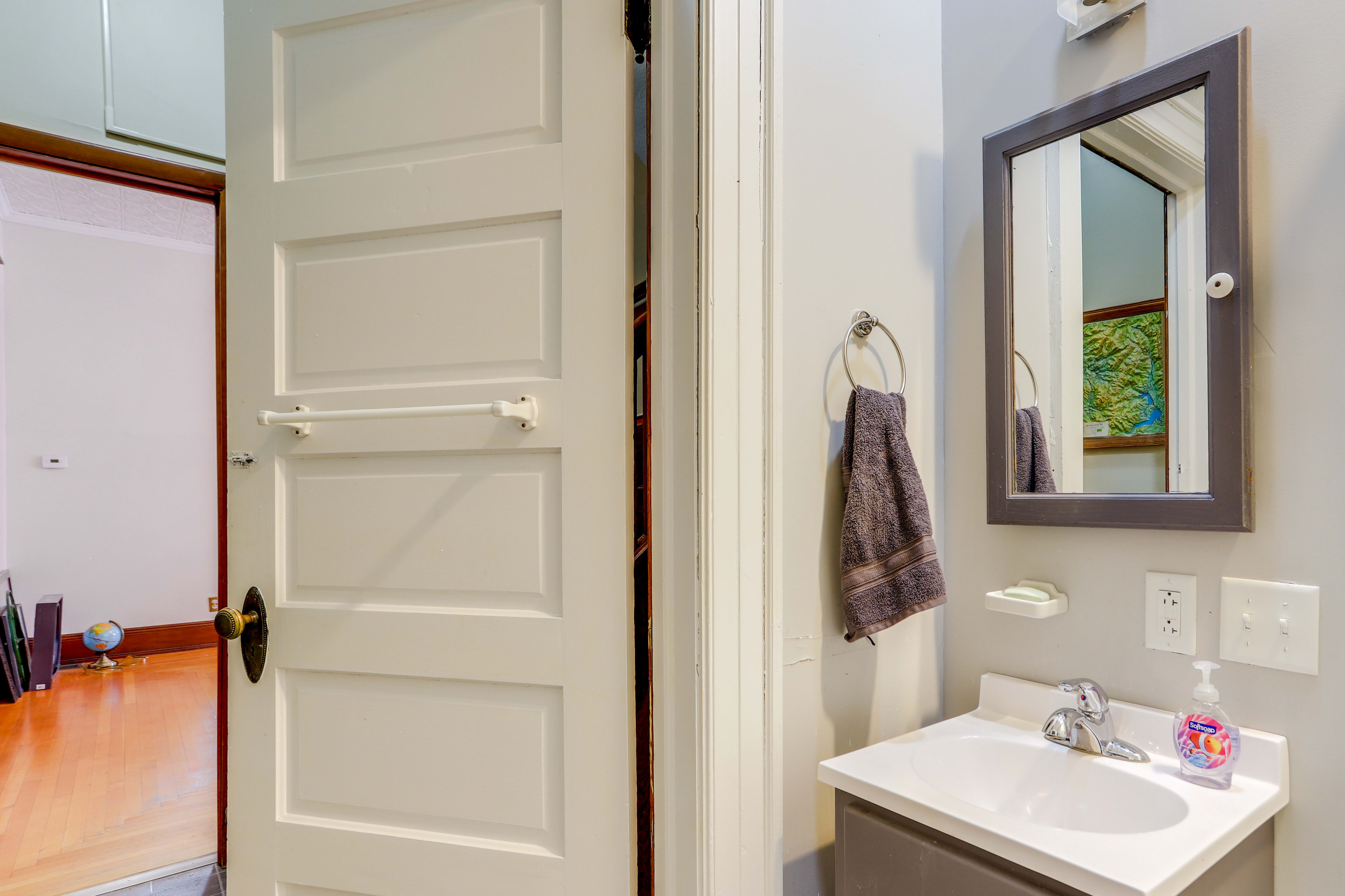 Full Bathroom | Towels Provided