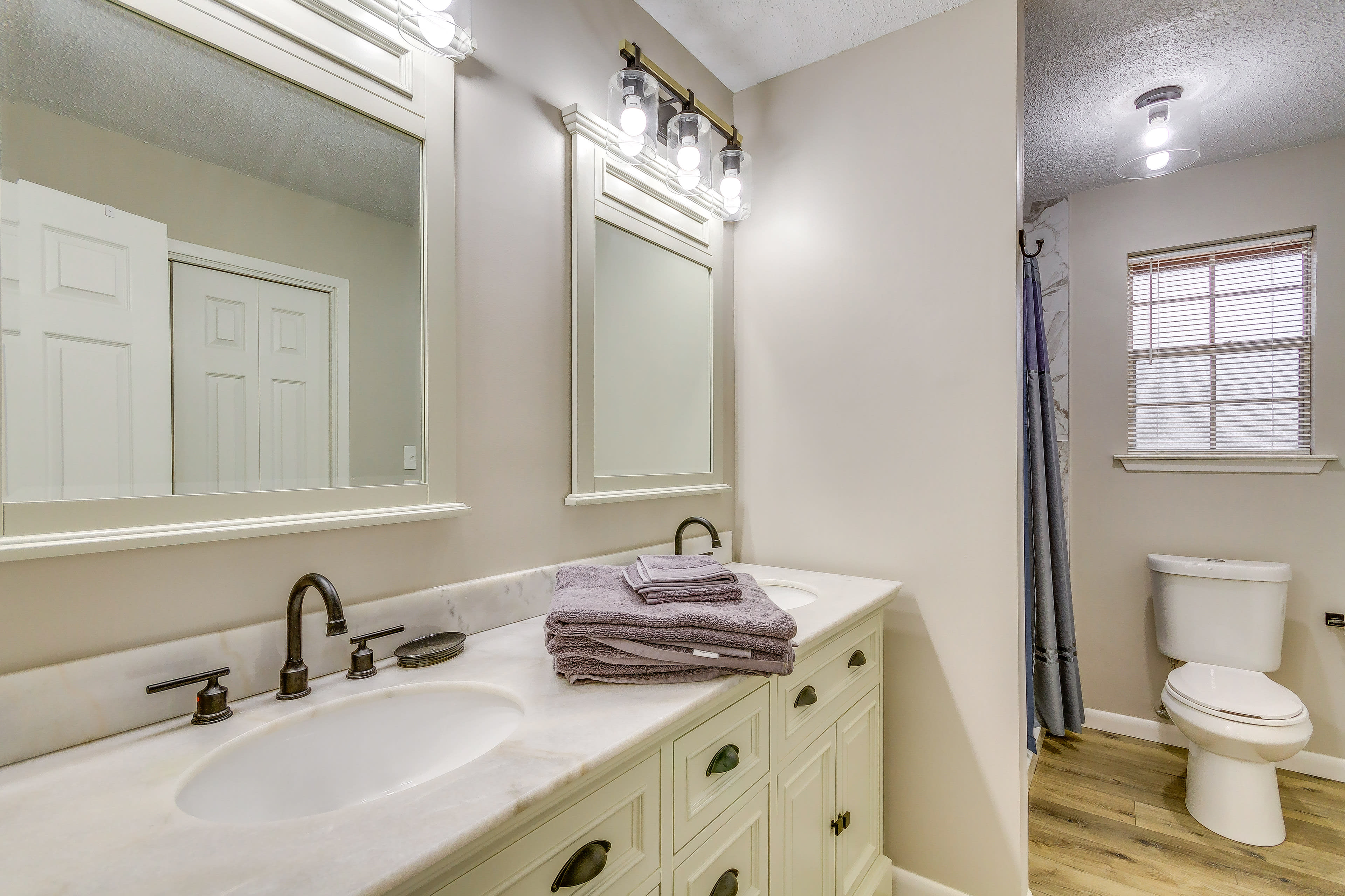 Full Bathroom | Main Floor | Towels Provided