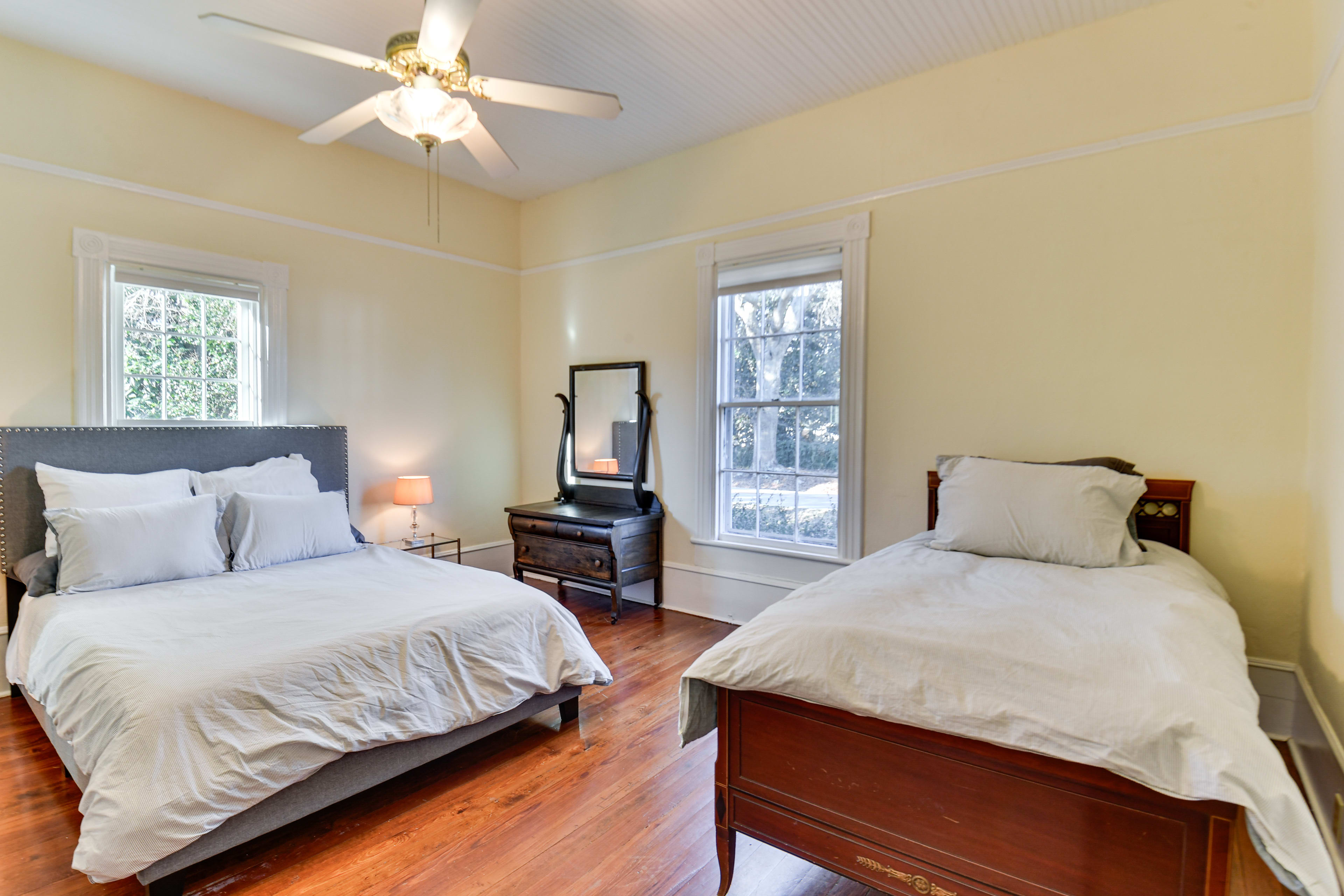 Bedroom 2 | Queen Bed | Twin Bed