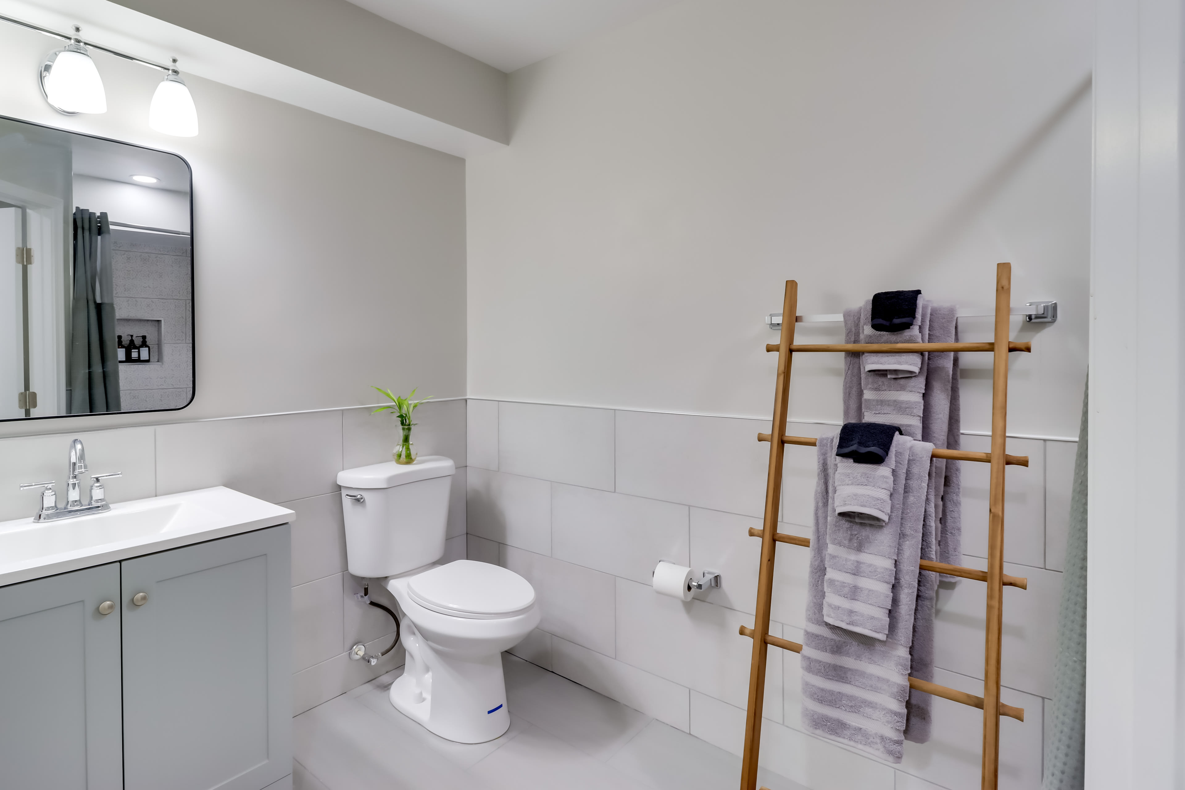 Full Bathroom | Towels Provided | Complimentary Toiletries