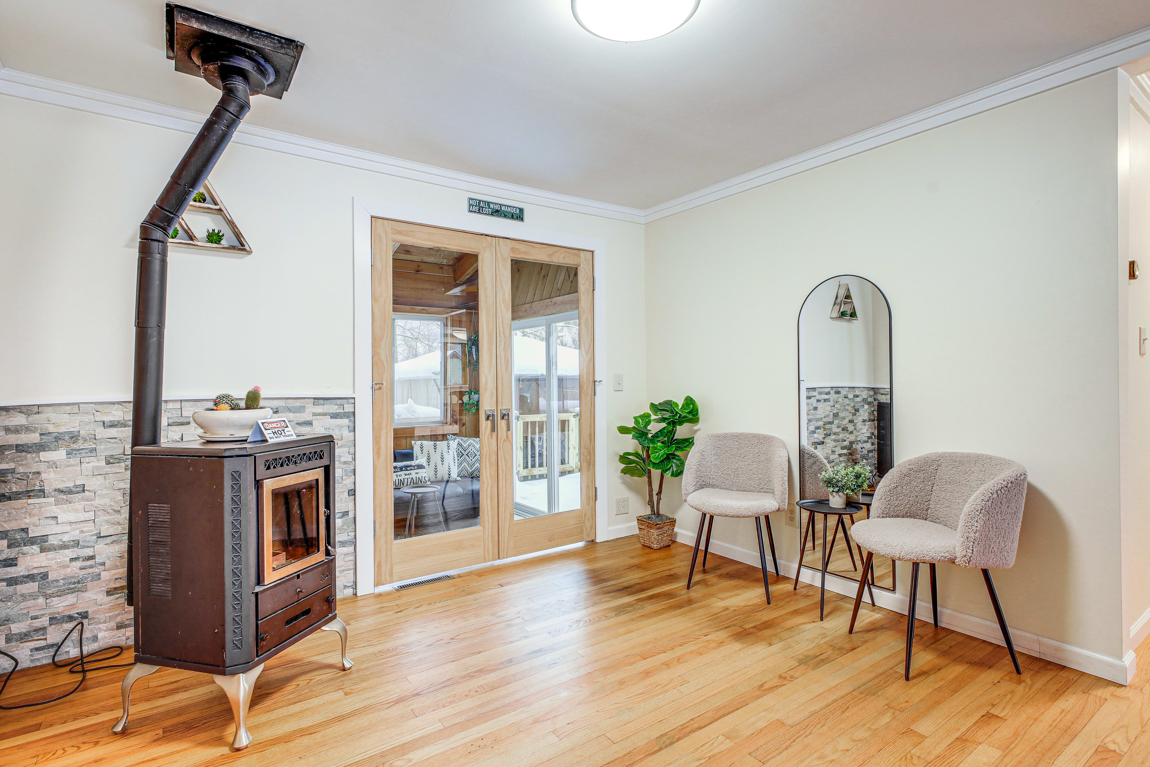 Sitting Area | Main Floor