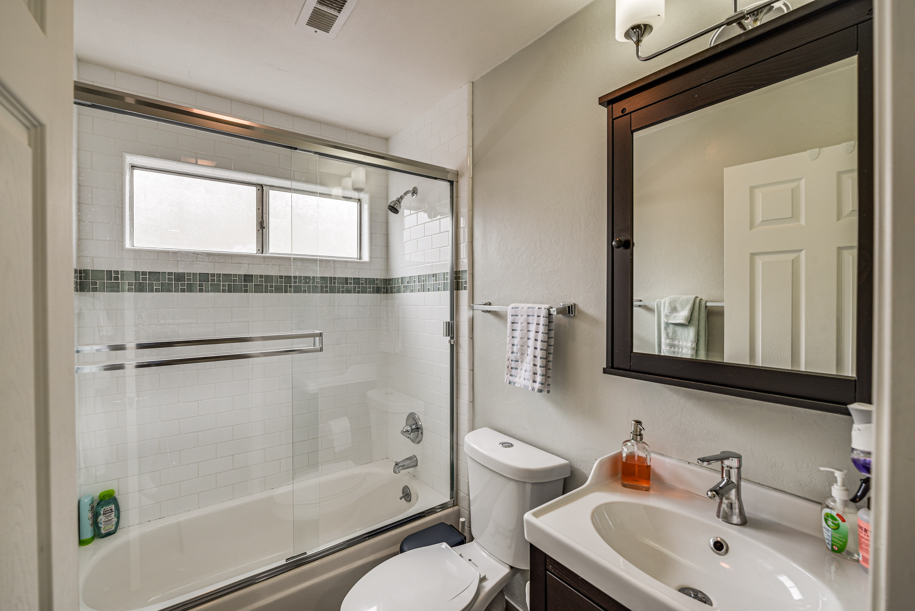 Full Bathroom | Complimentary Toiletries