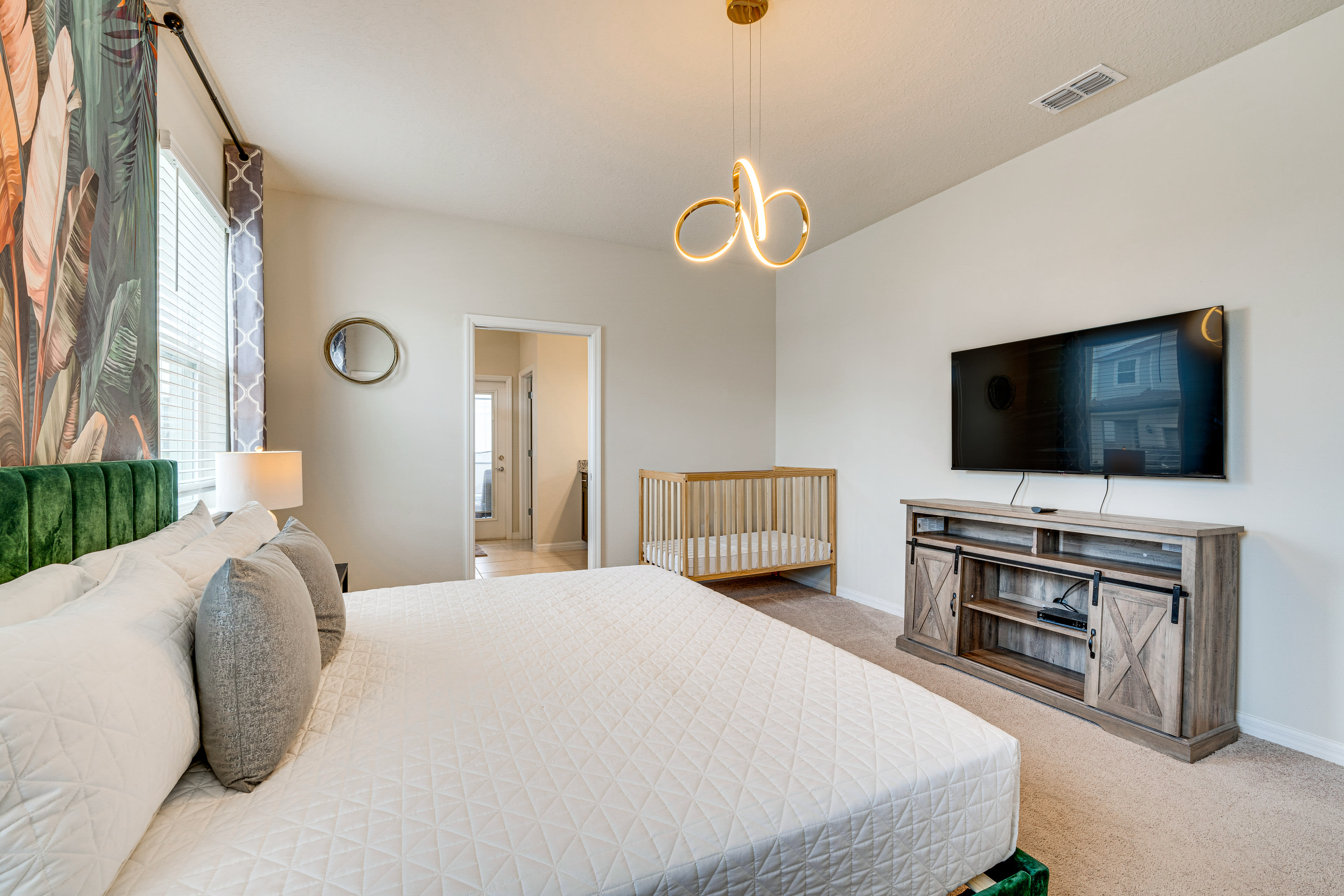 Bedroom 1 | King Bed | Crib | 1st Floor | Smart TV | En-Suite Bathroom