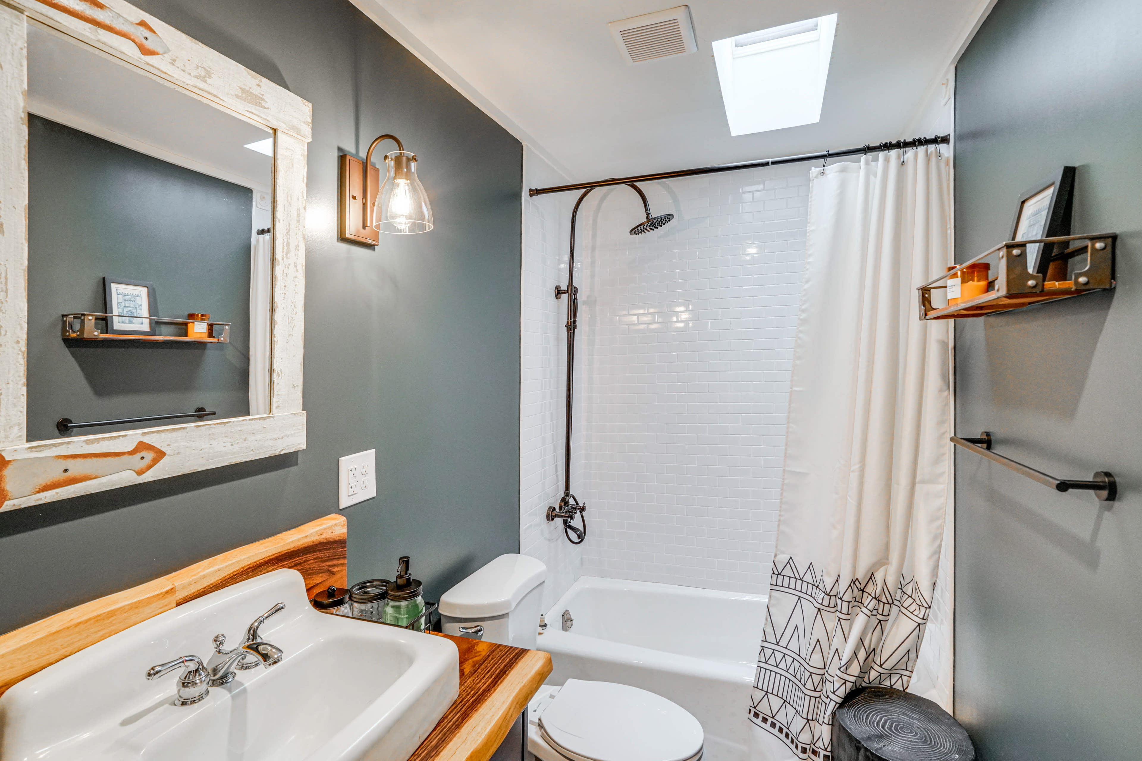 Full Bathroom | Complimentary Toiletries | 2nd Floor