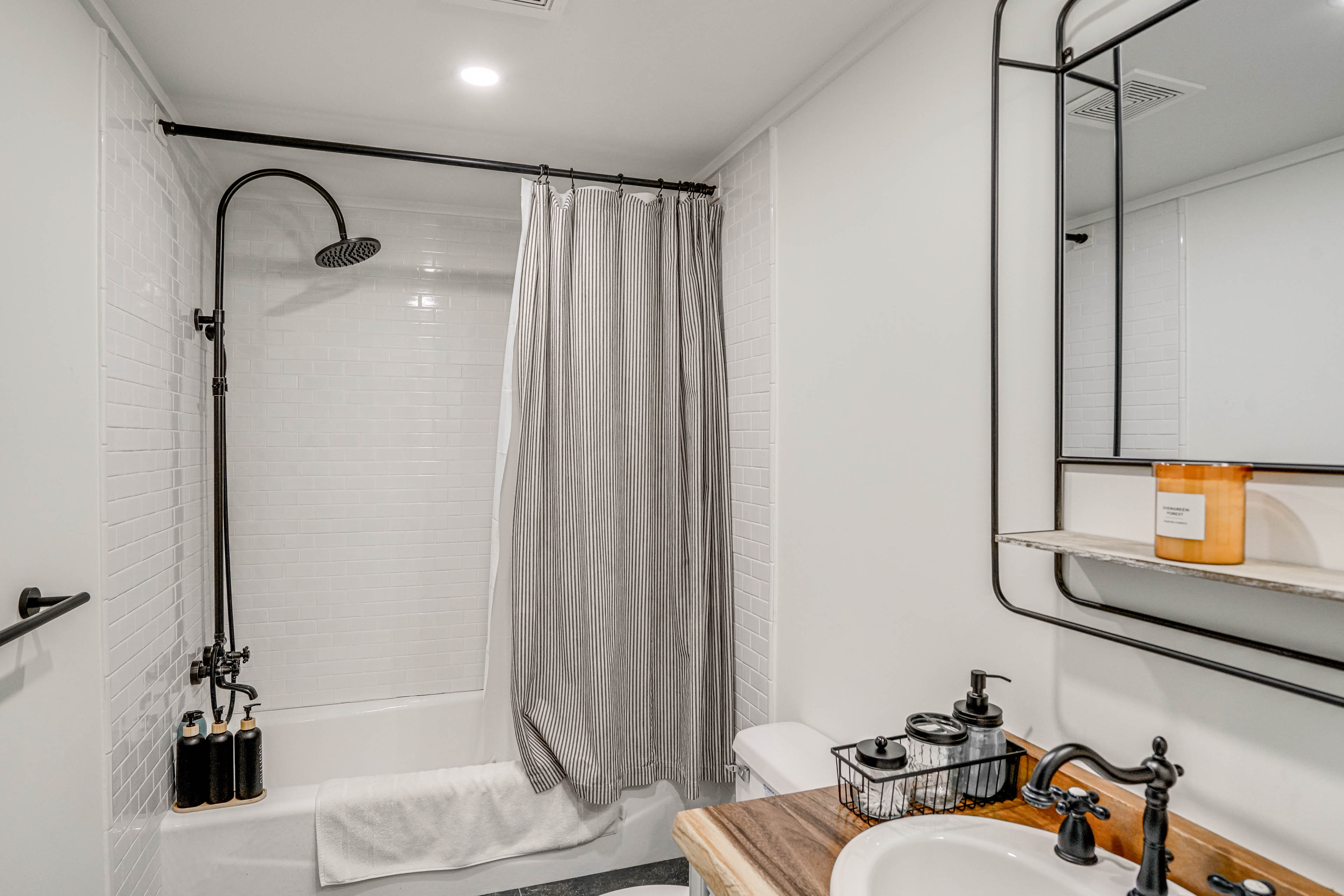 Full Bathroom | Towels Provided | 1st Floor