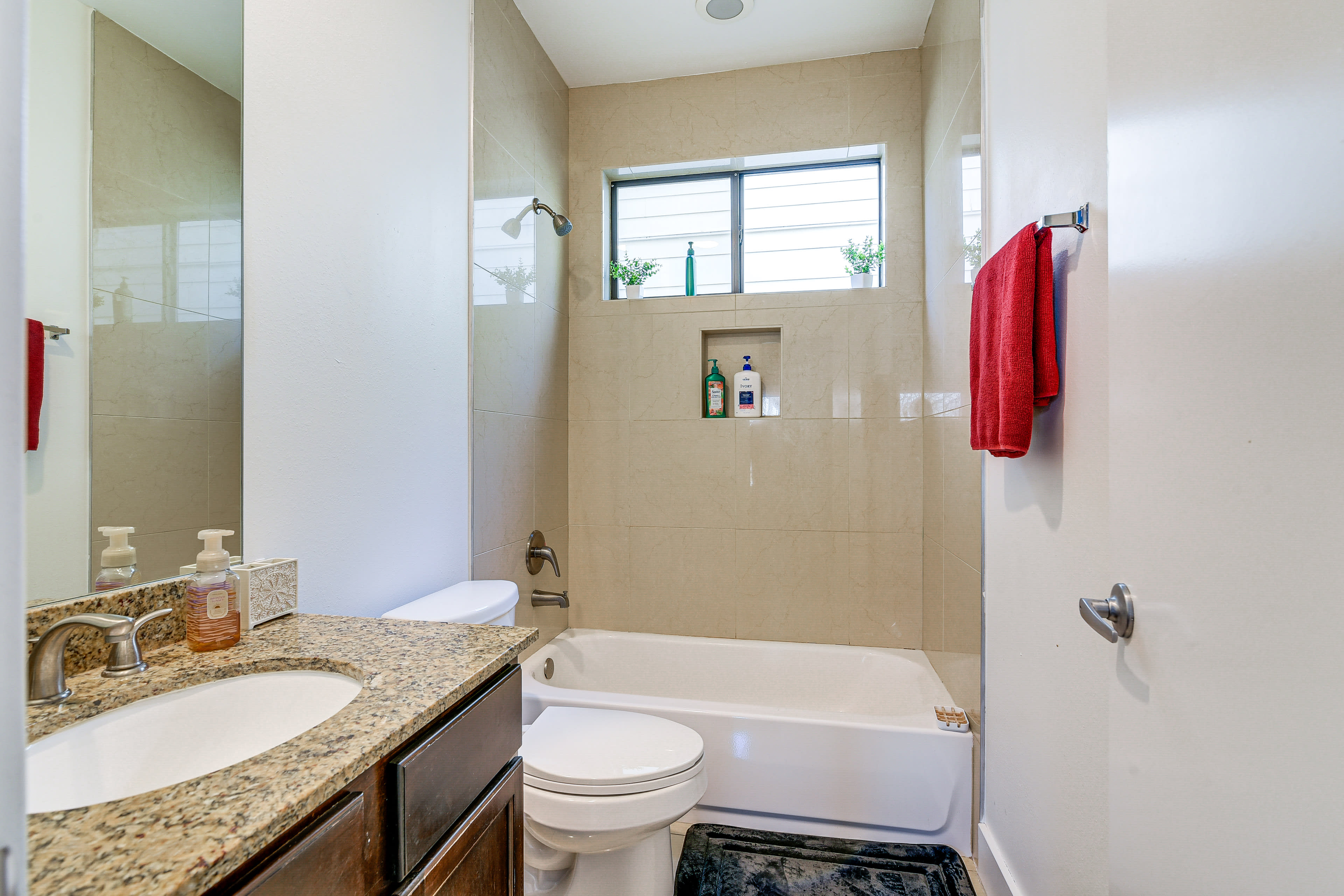 En-Suite Bathroom | Complimentary Toiletries | 1st Floor