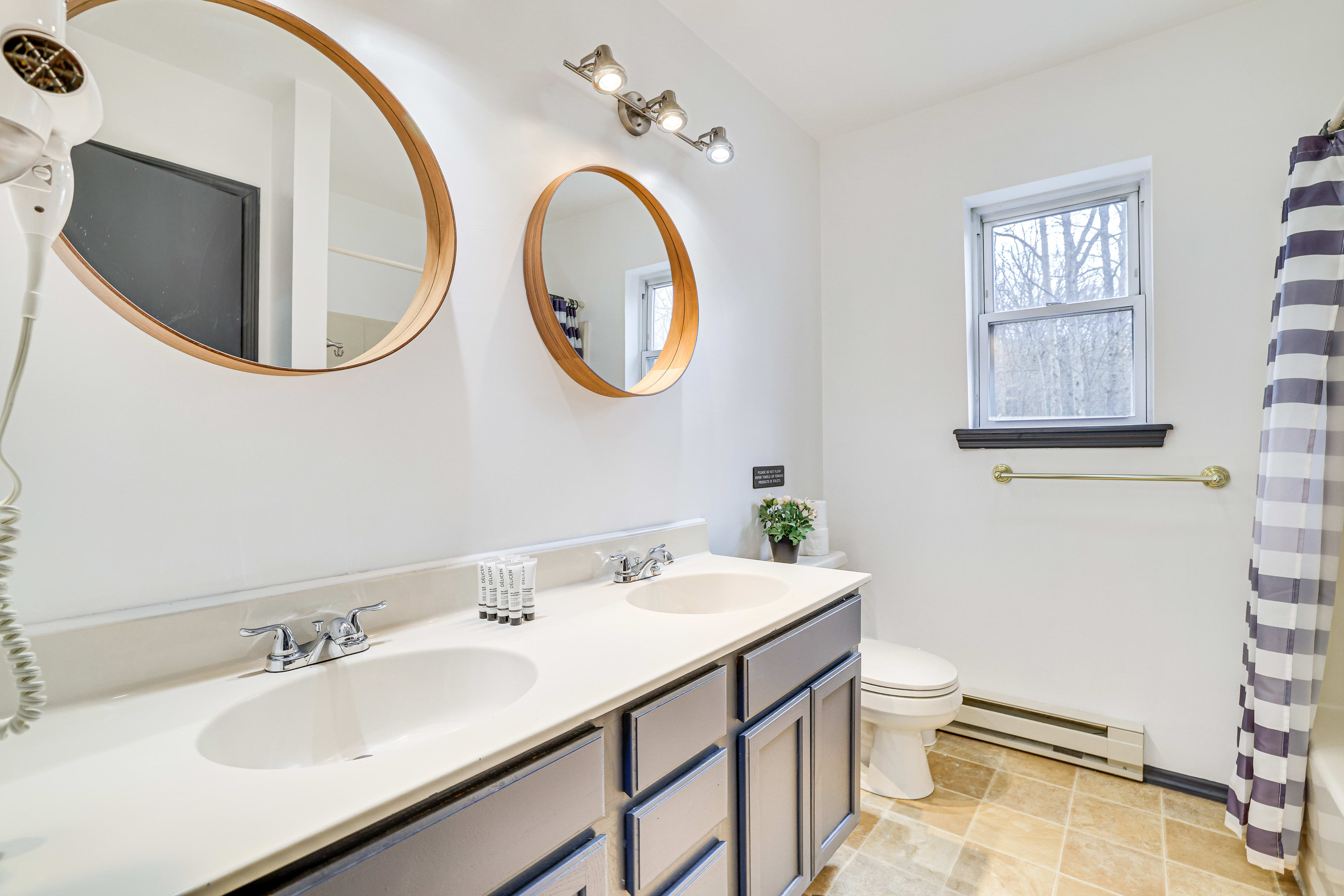 Full Bathroom | 3rd Floor | Complimentary Toiletries | Hair Dryer