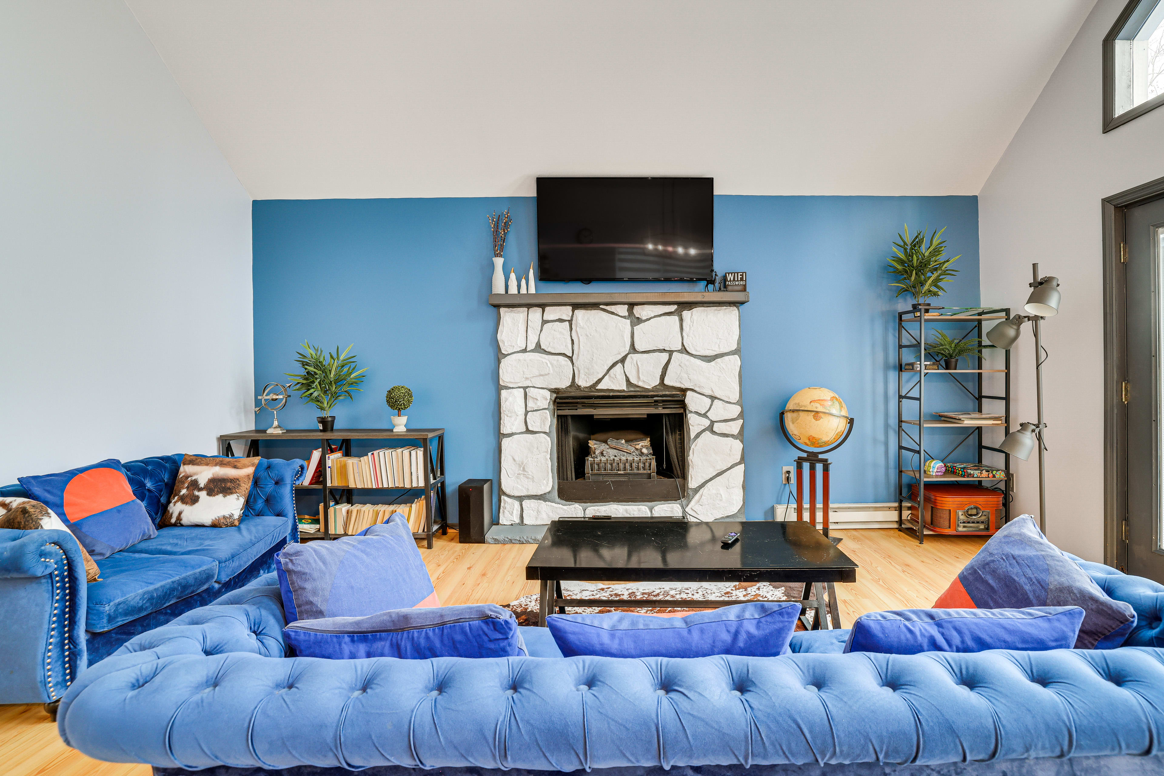 Living Room | 2nd Floor | Fireplace | Smart TV | Free WiFi