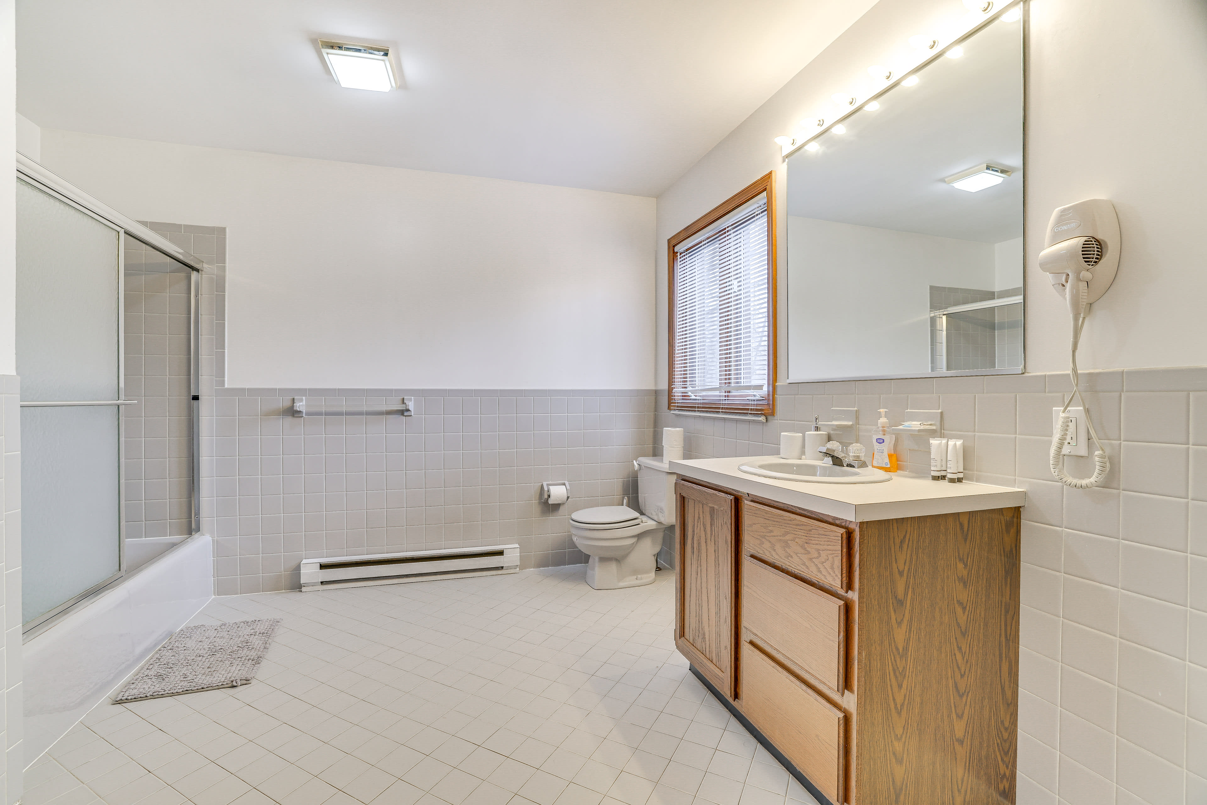 Jack-and-Jill Bathroom | 3rd Floor | Complimentary Toiletries | Hair Dryer