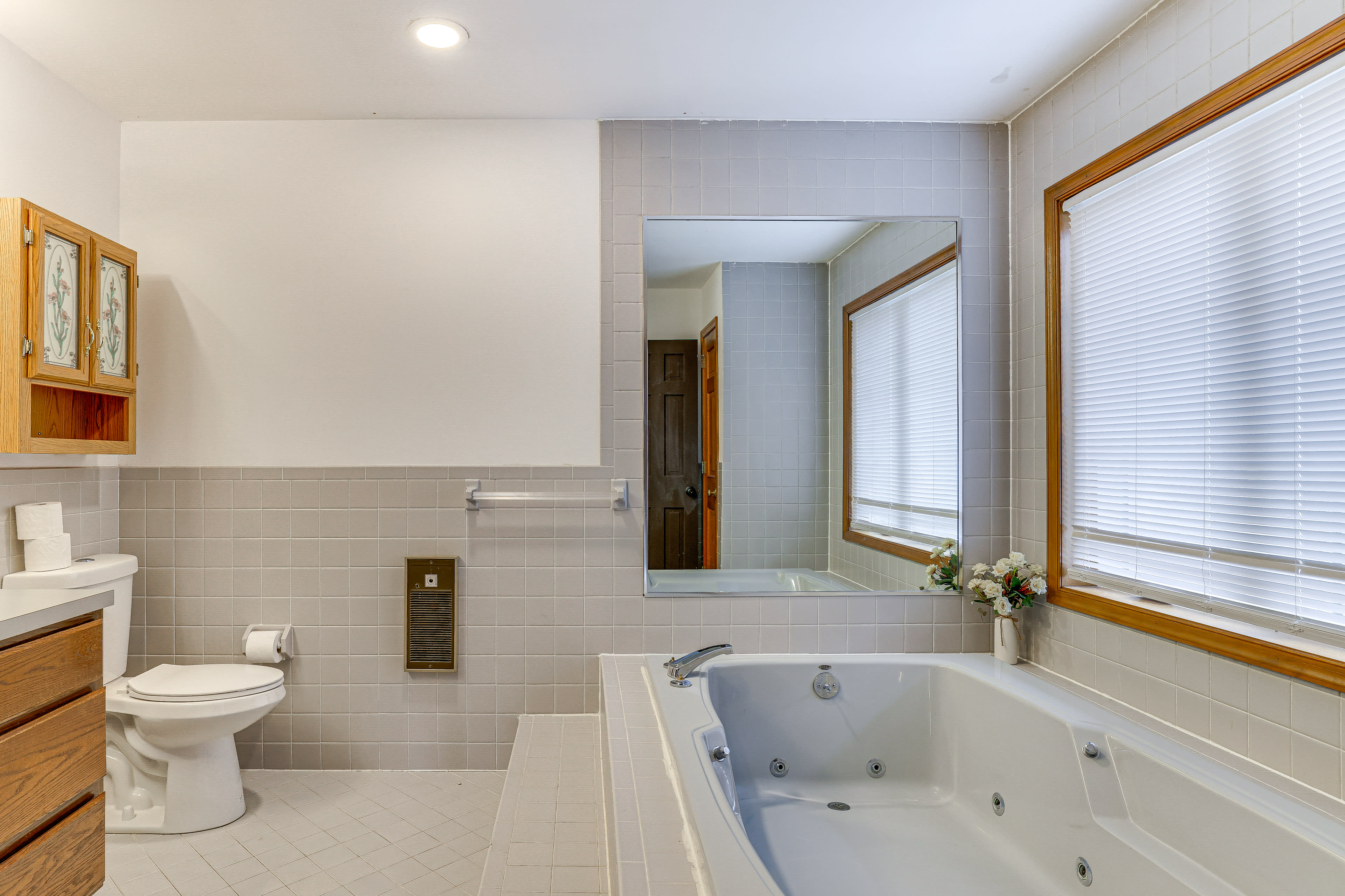 En-Suite Bathroom | 2nd Floor | Jetted Tub