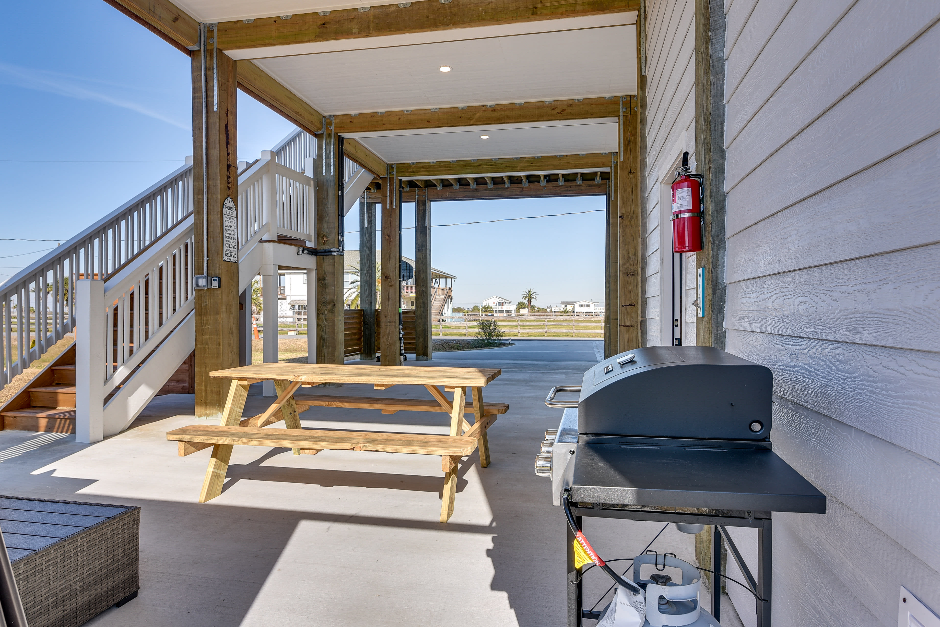 Outdoor Dining Space | Gas Grill