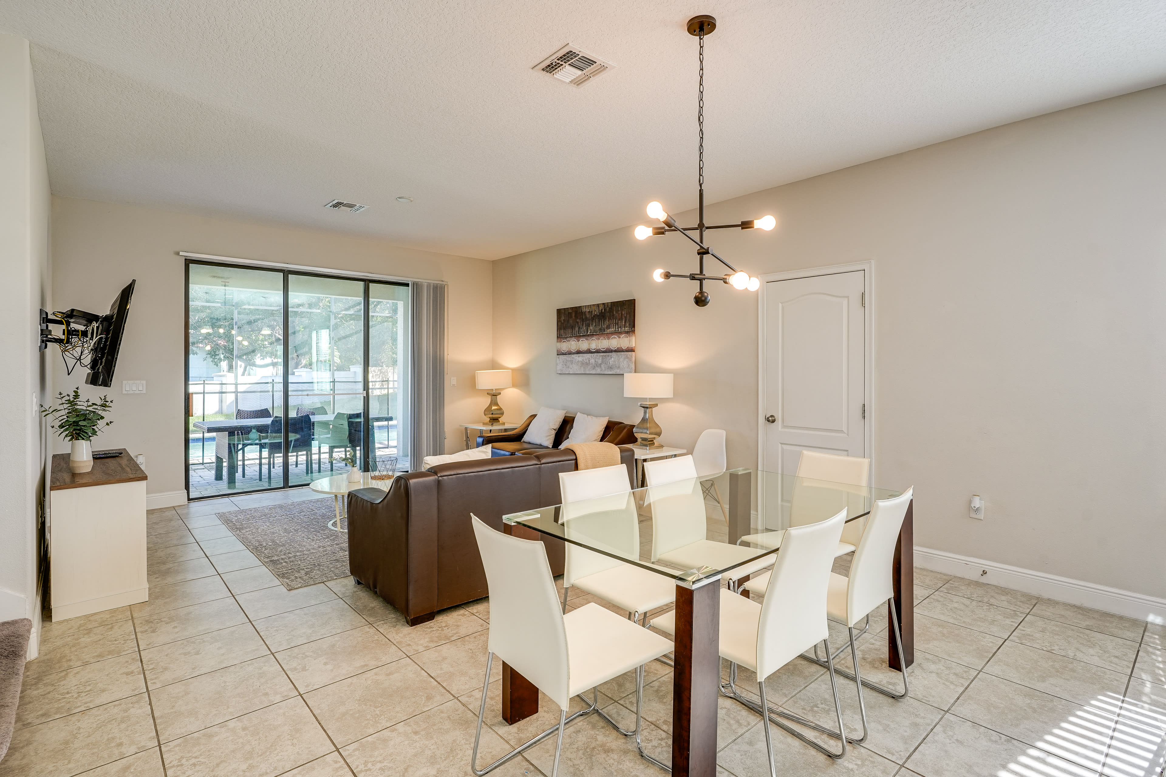 Dining Area | Dishware/Flatware Provided | 1st Floor