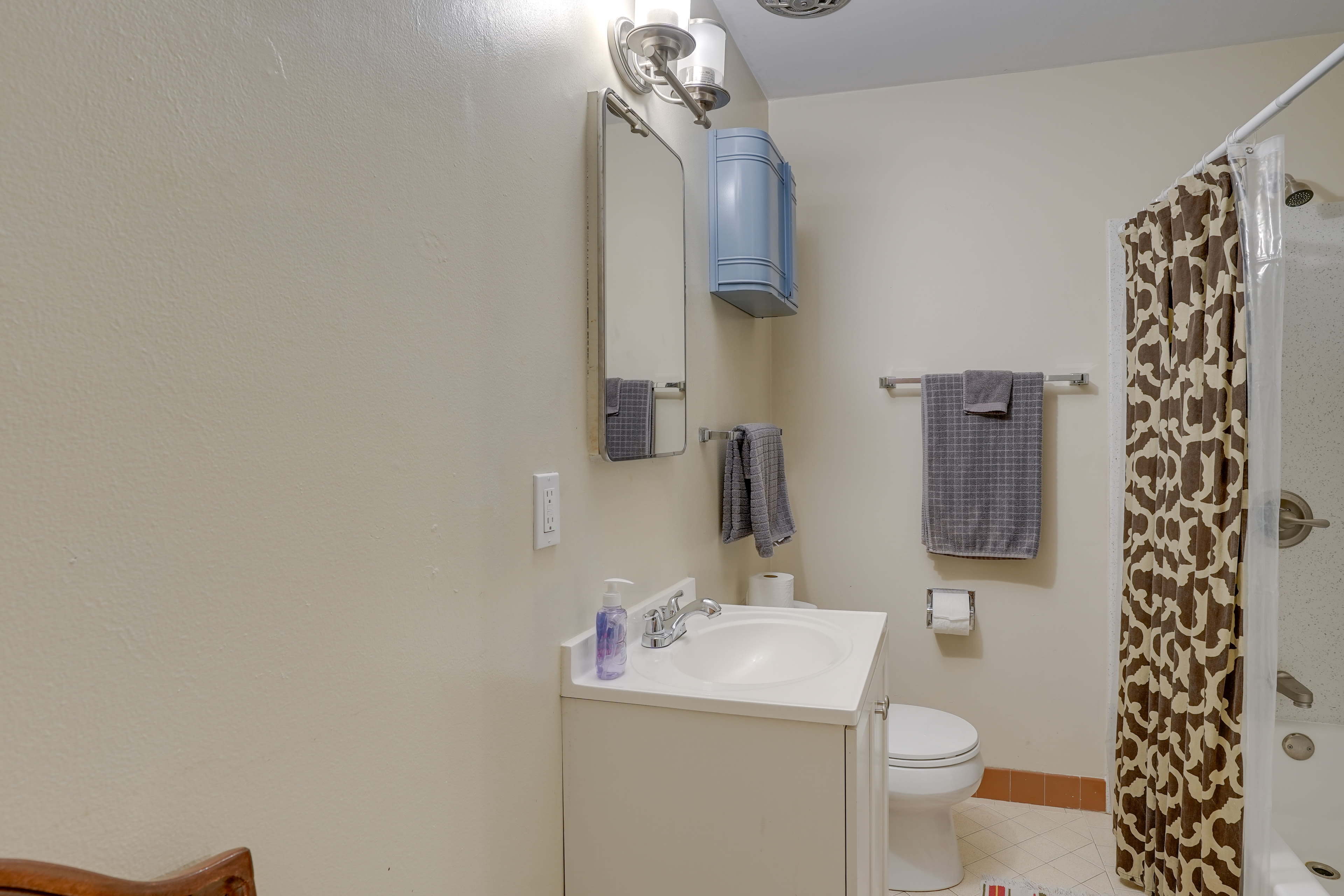 Bathroom | Complimentary Toiletries | Shower/Tub Combo