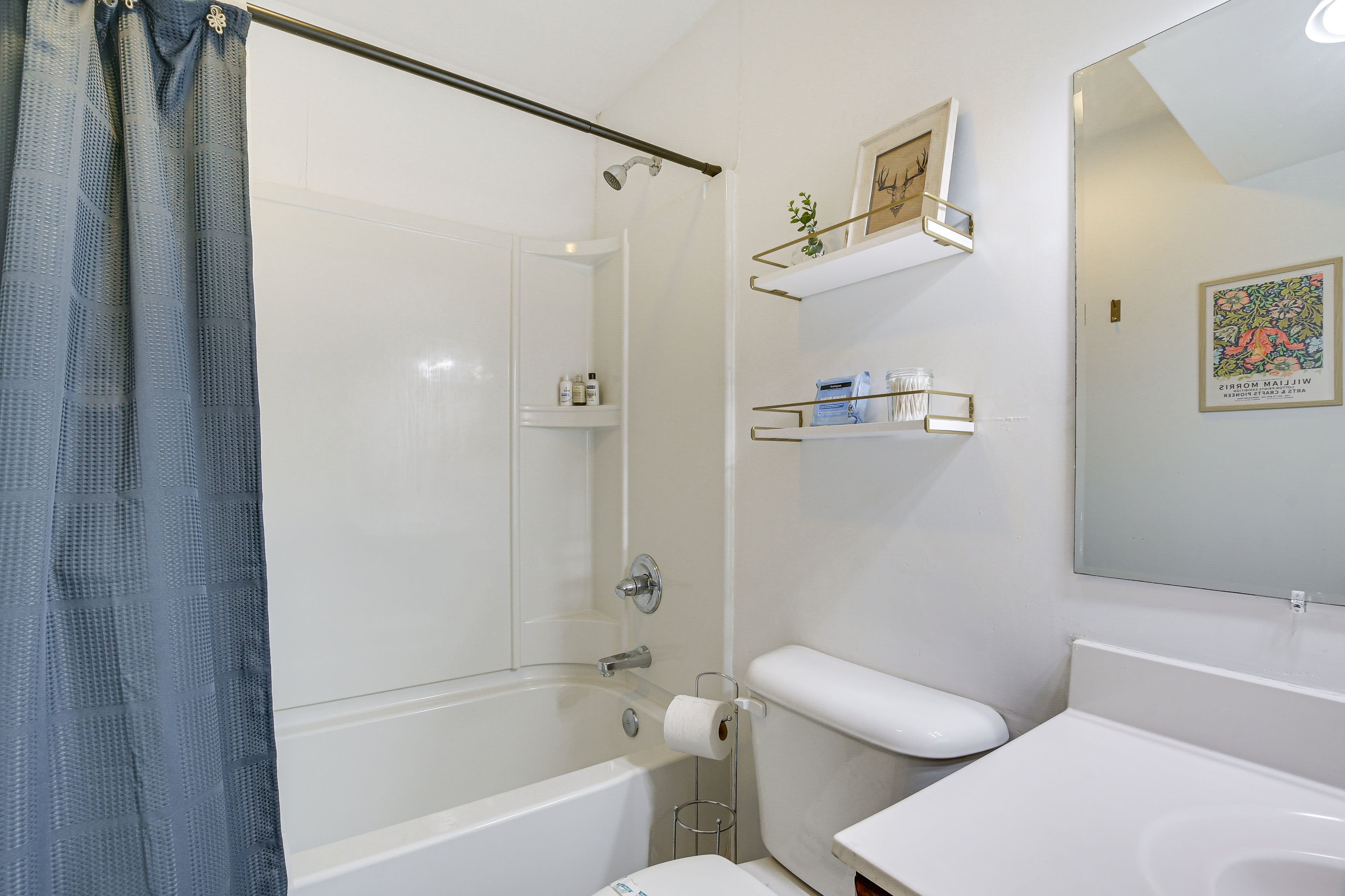 Full Bathroom | Complimentary Toiletries | 3rd Floor