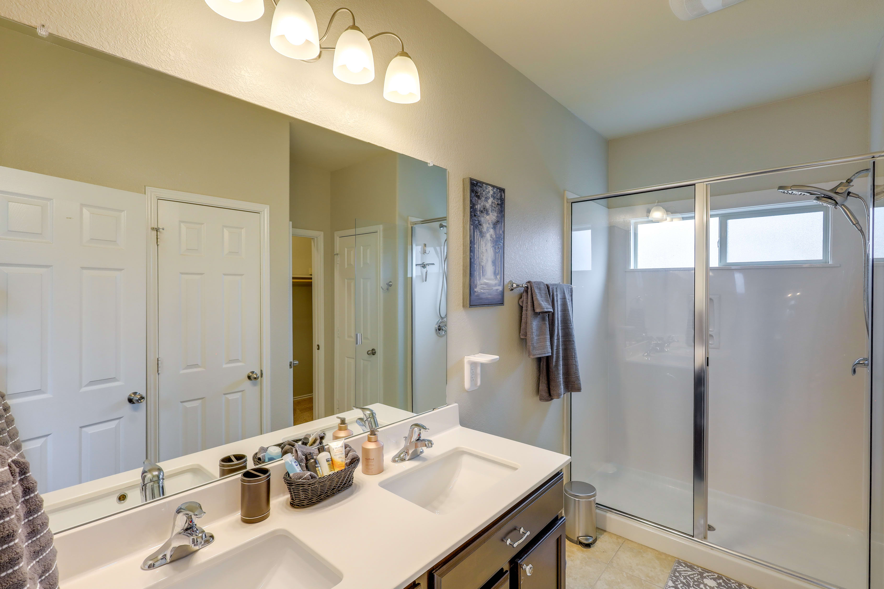 Full Bathroom | Towels Provided | 1st Floor