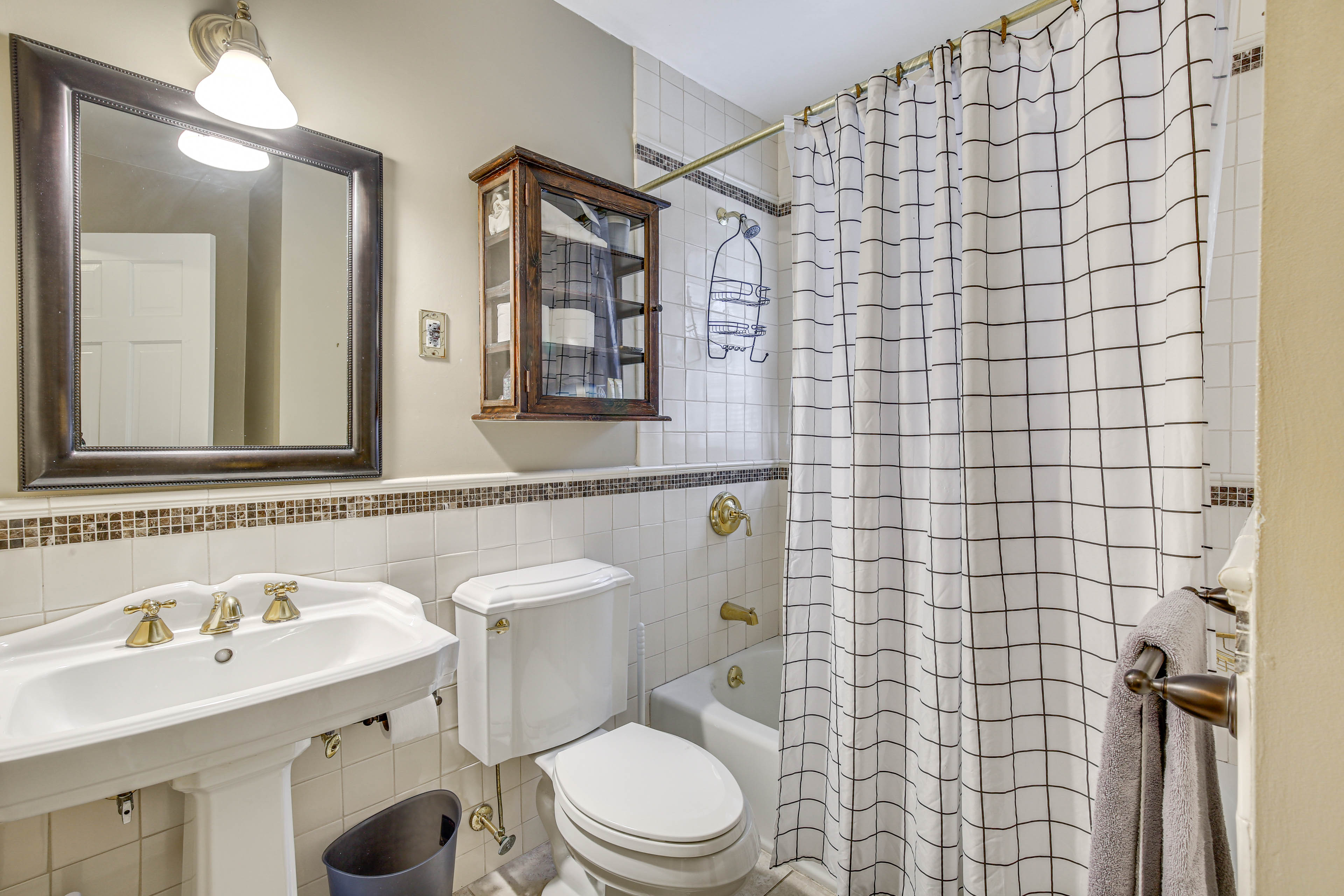 Bathroom | Complimentary Toiletries | Towels Provided | 1st Floor