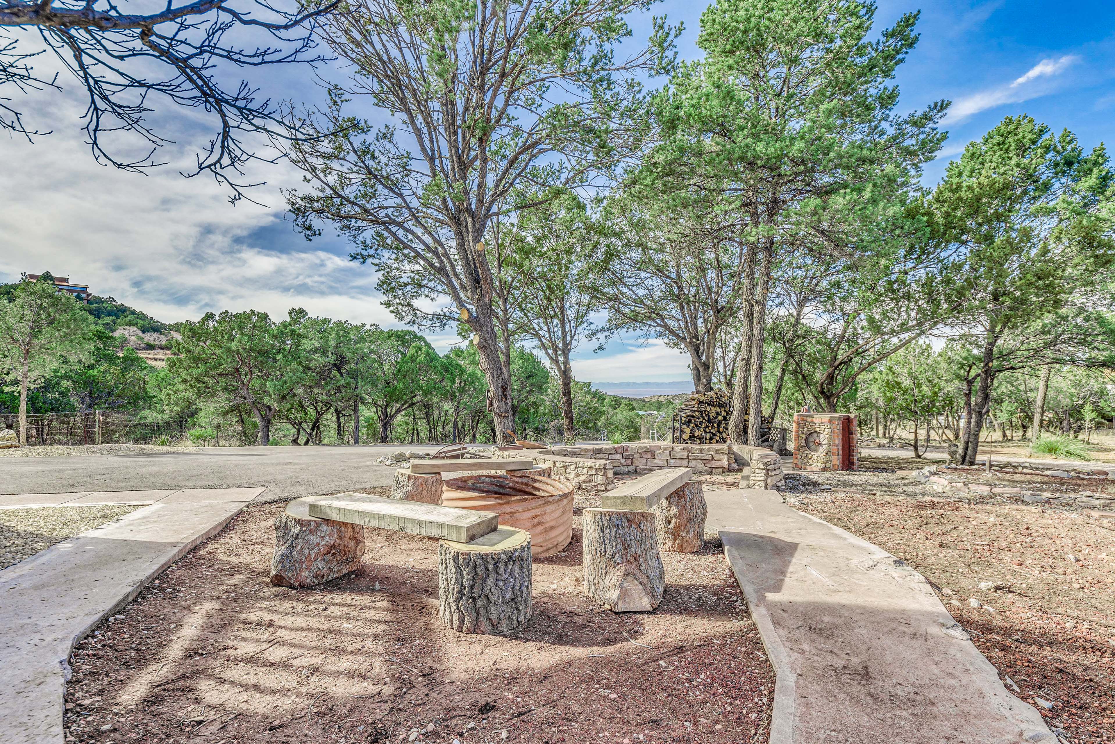 Private Yard | Fire Pit (Wood Provided)