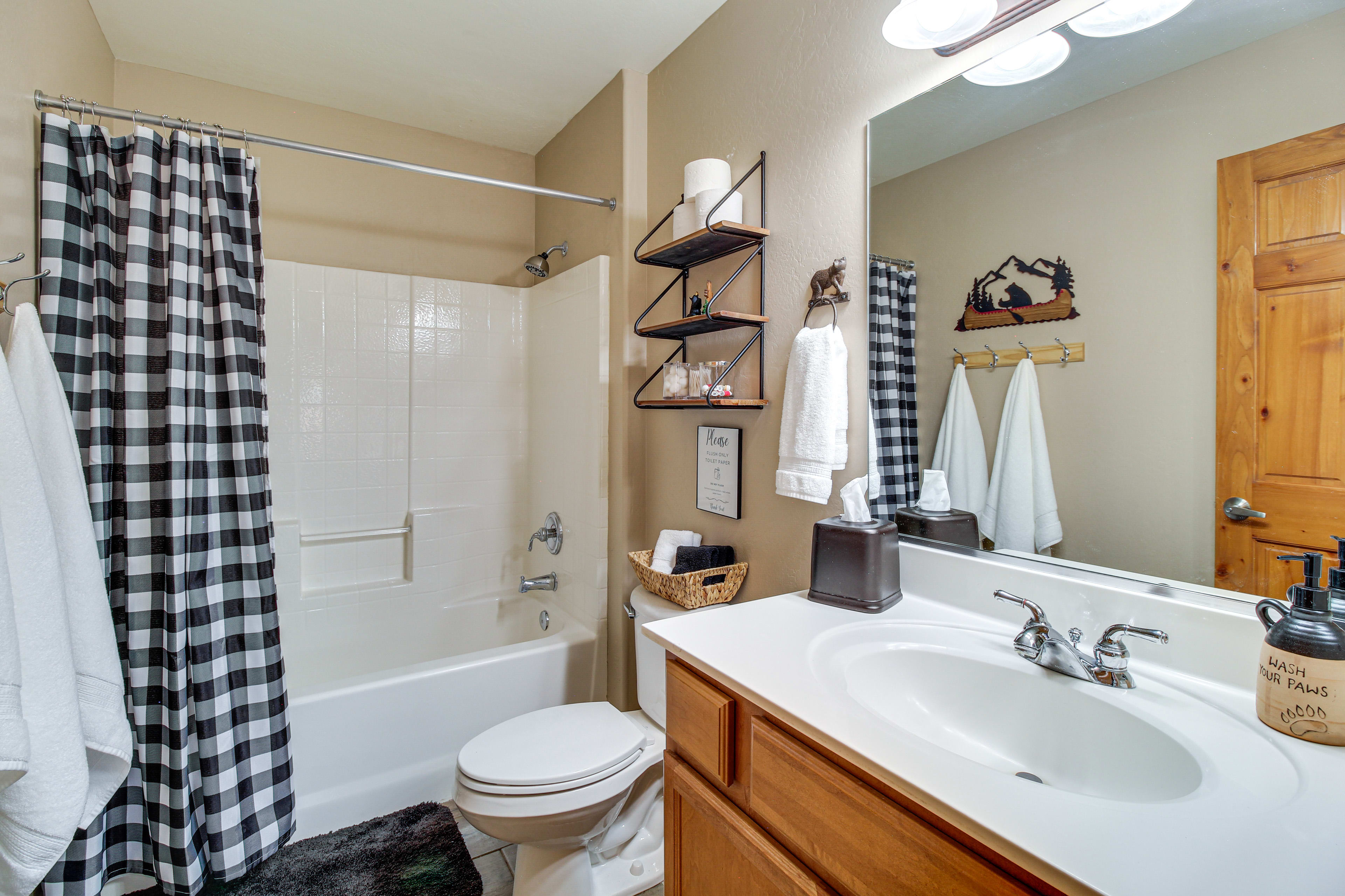 Full Bathroom | Towels Provided