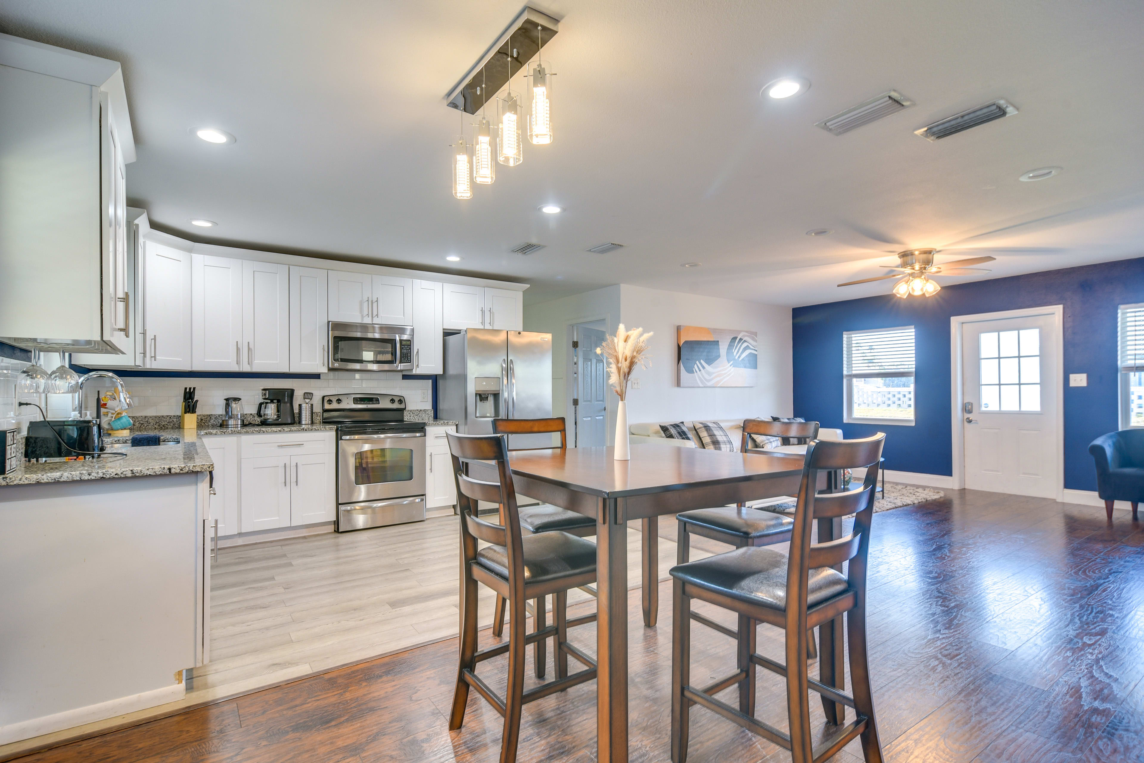 Kitchen | Dining Area | Dishware & Flatware Provided