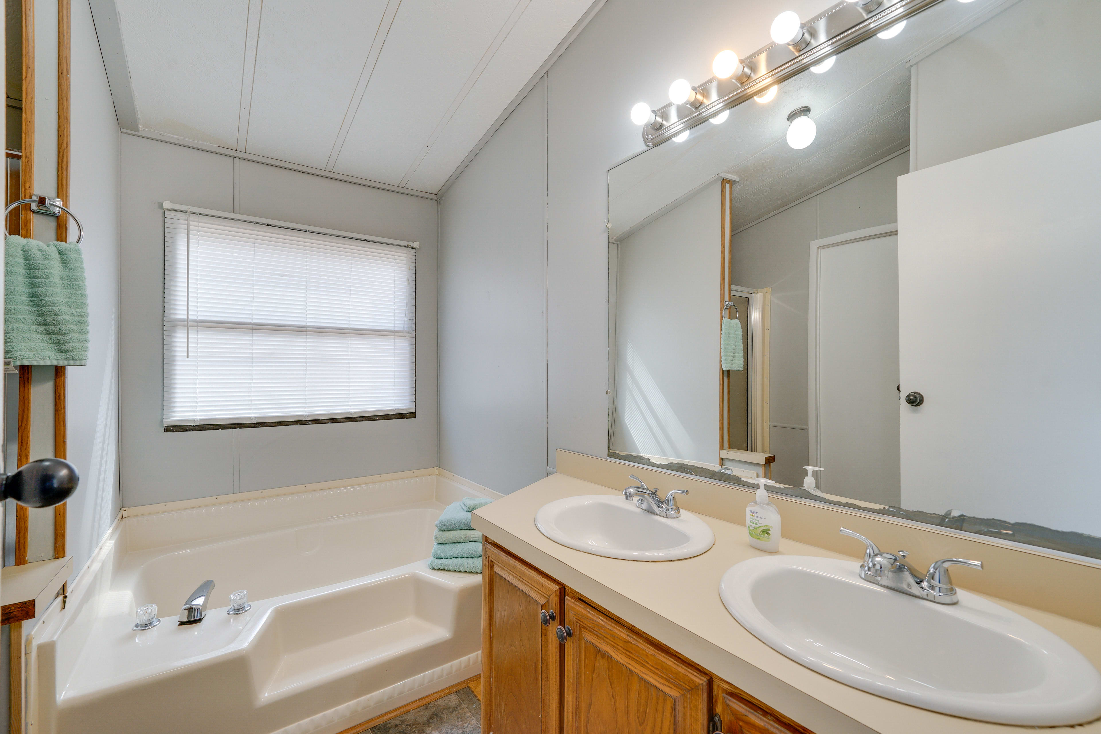 En-Suite Bathroom | Towels Provided